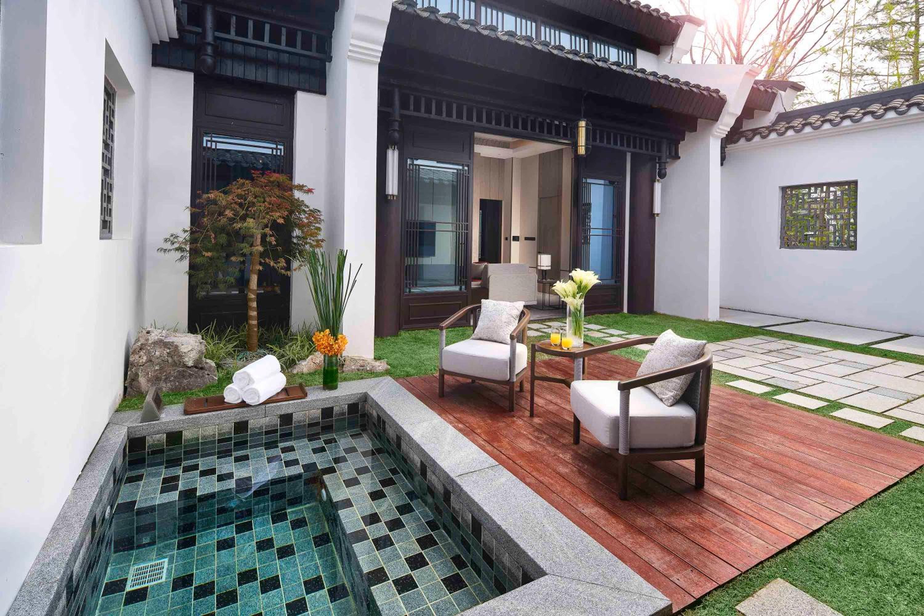 One-Bedroom King Villa with Garden View - Photo 10