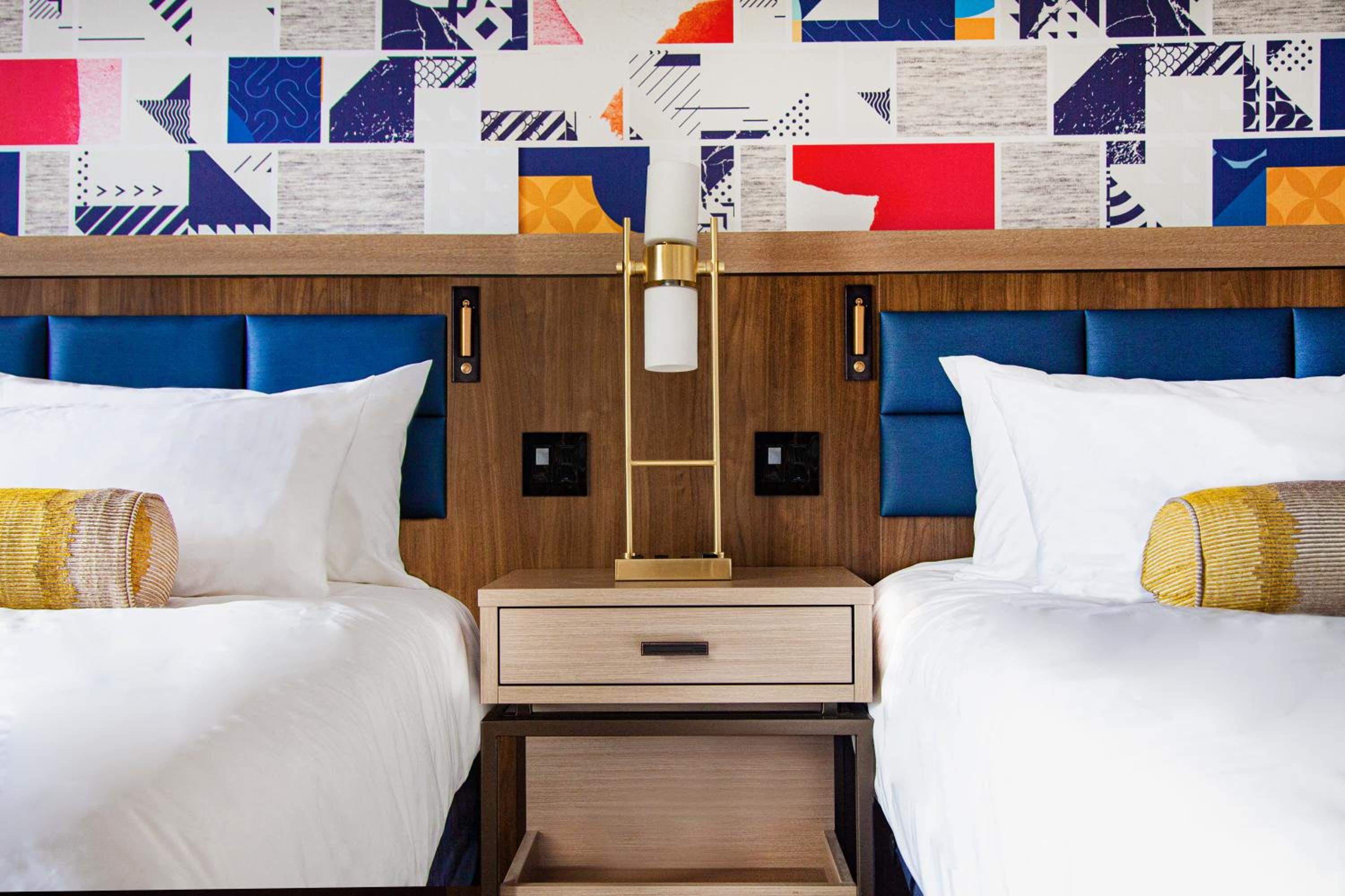 Queen Room with Two Queen Beds - Photo 4