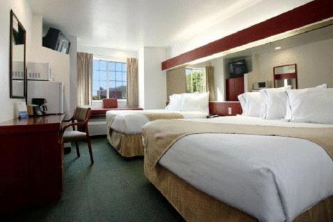 Deluxe Queen Room with Two Queen Beds - Non-Smoking - Photo 5