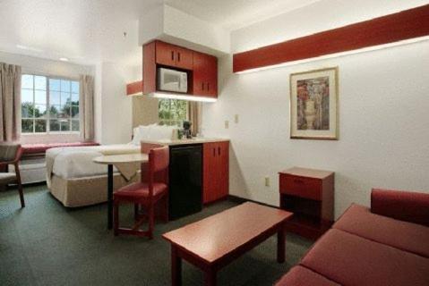 Queen Room with Two Queen Beds - Disability Access - Photo 2