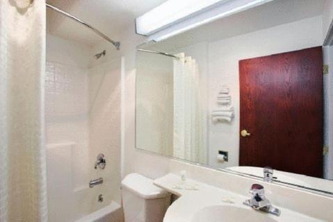 Deluxe Queen Room with Two Queen Beds - Non-Smoking - Photo 6