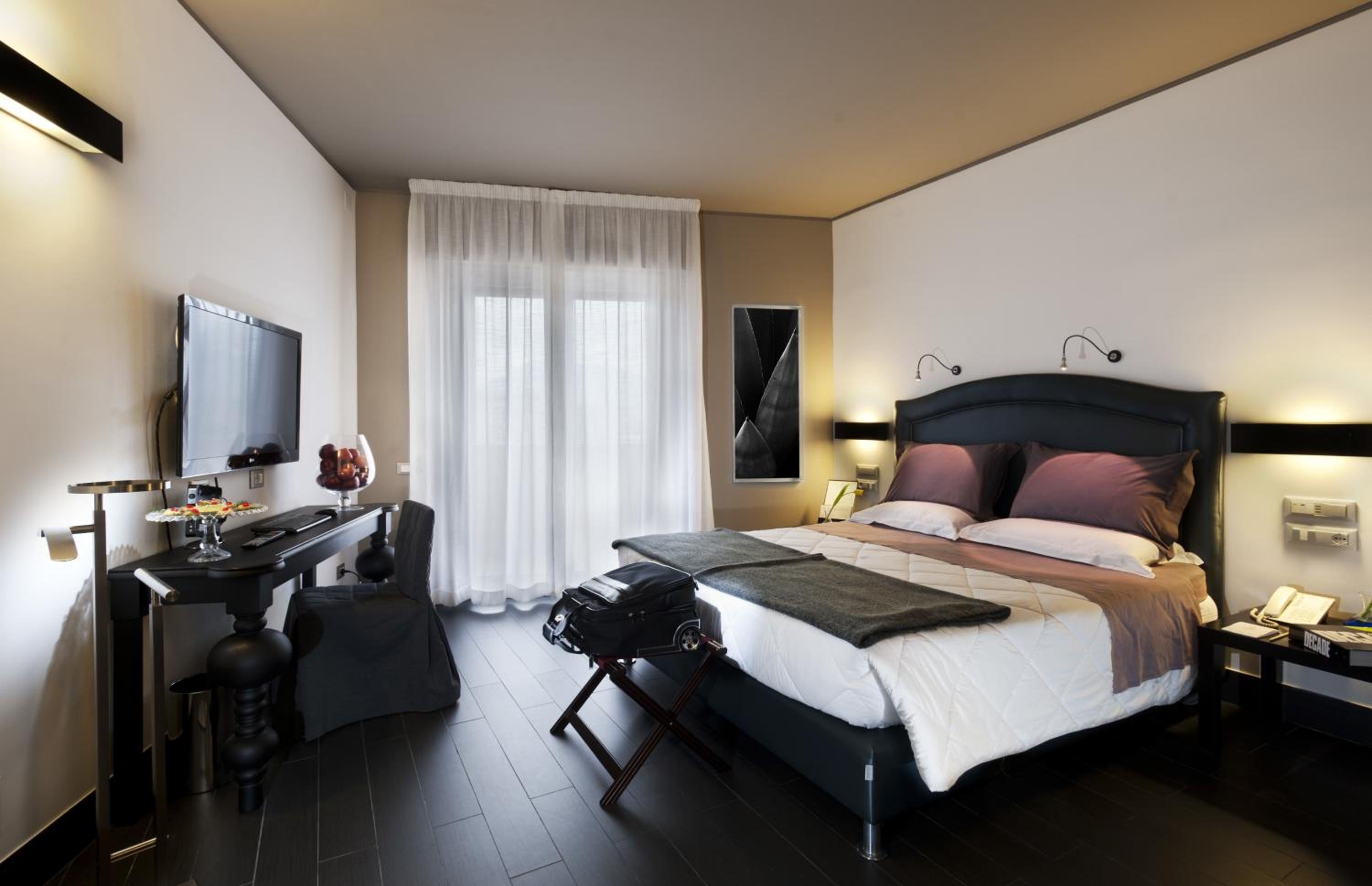 Suite - Photo 1