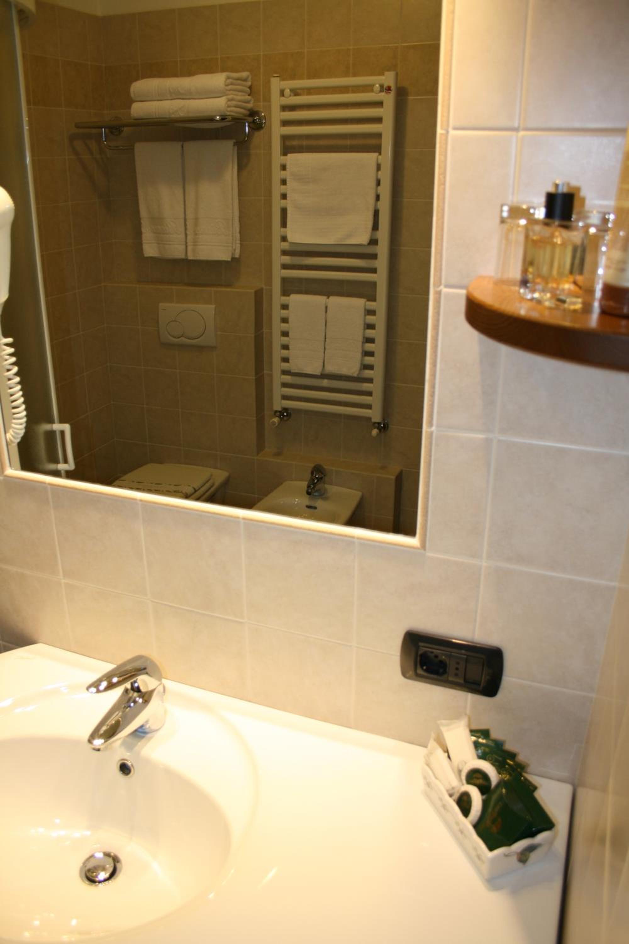 Single King Room photo 3