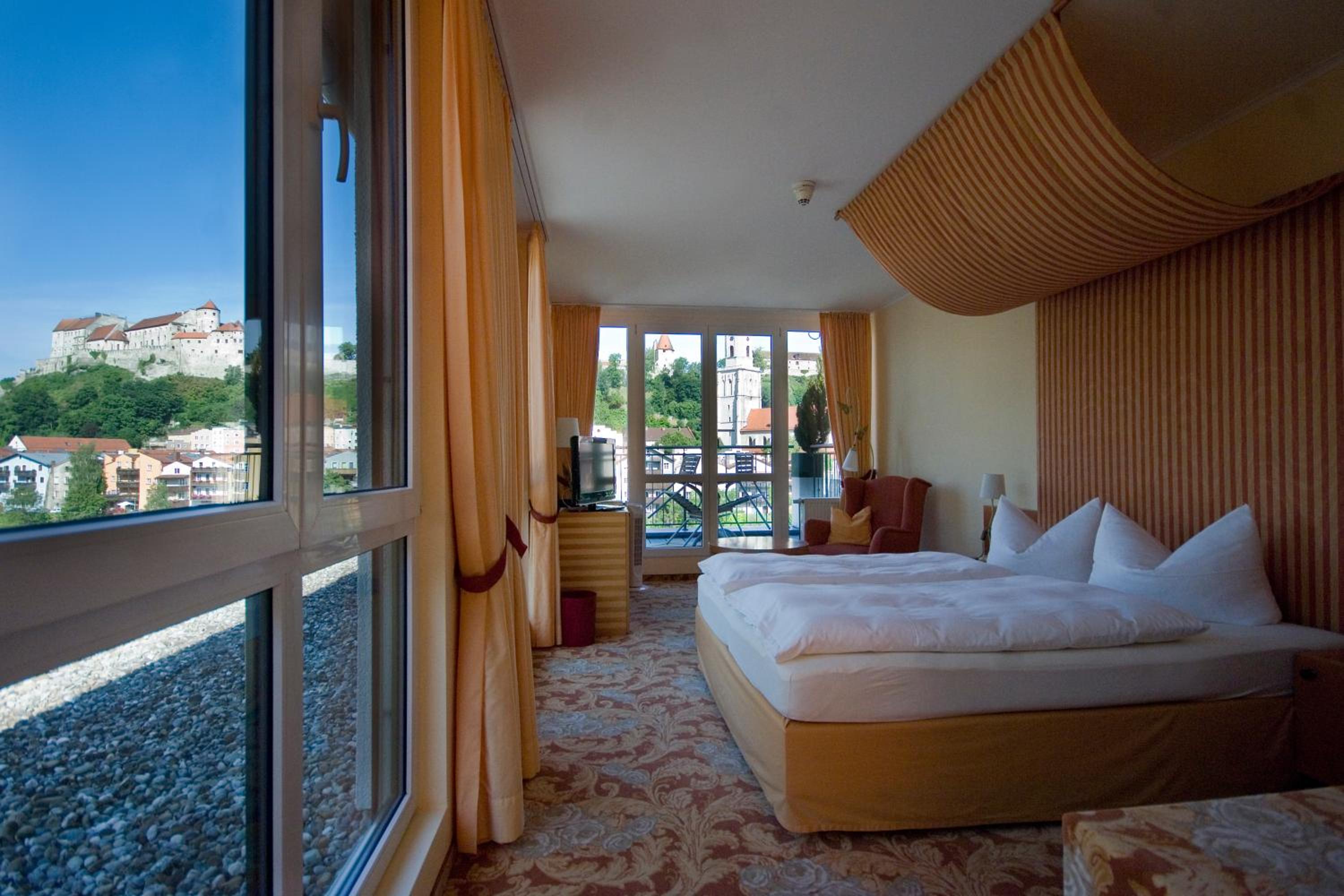 Junior Suite with Balcony - Photo 2