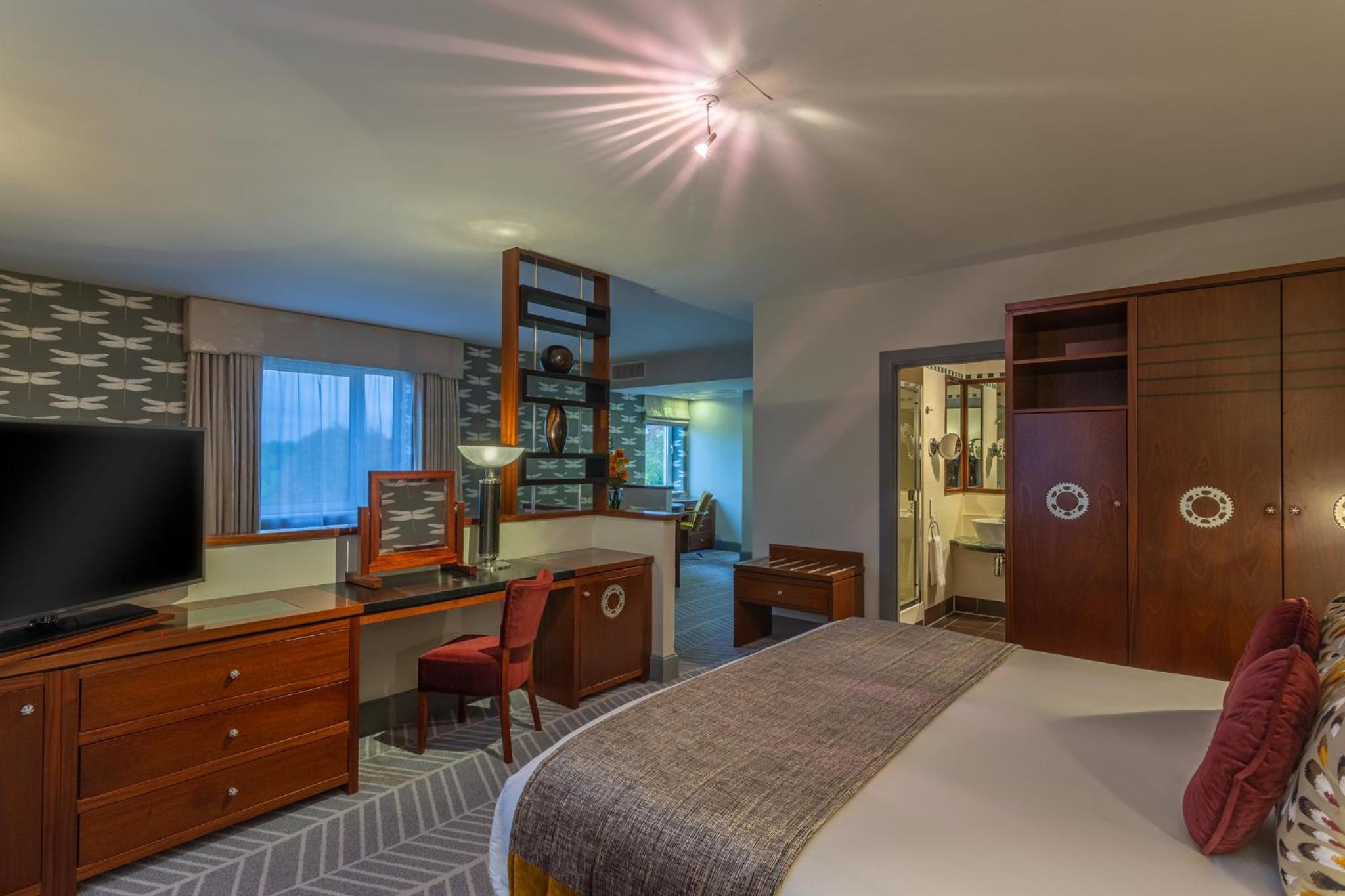 Junior King Suite with Park View - Photo 6