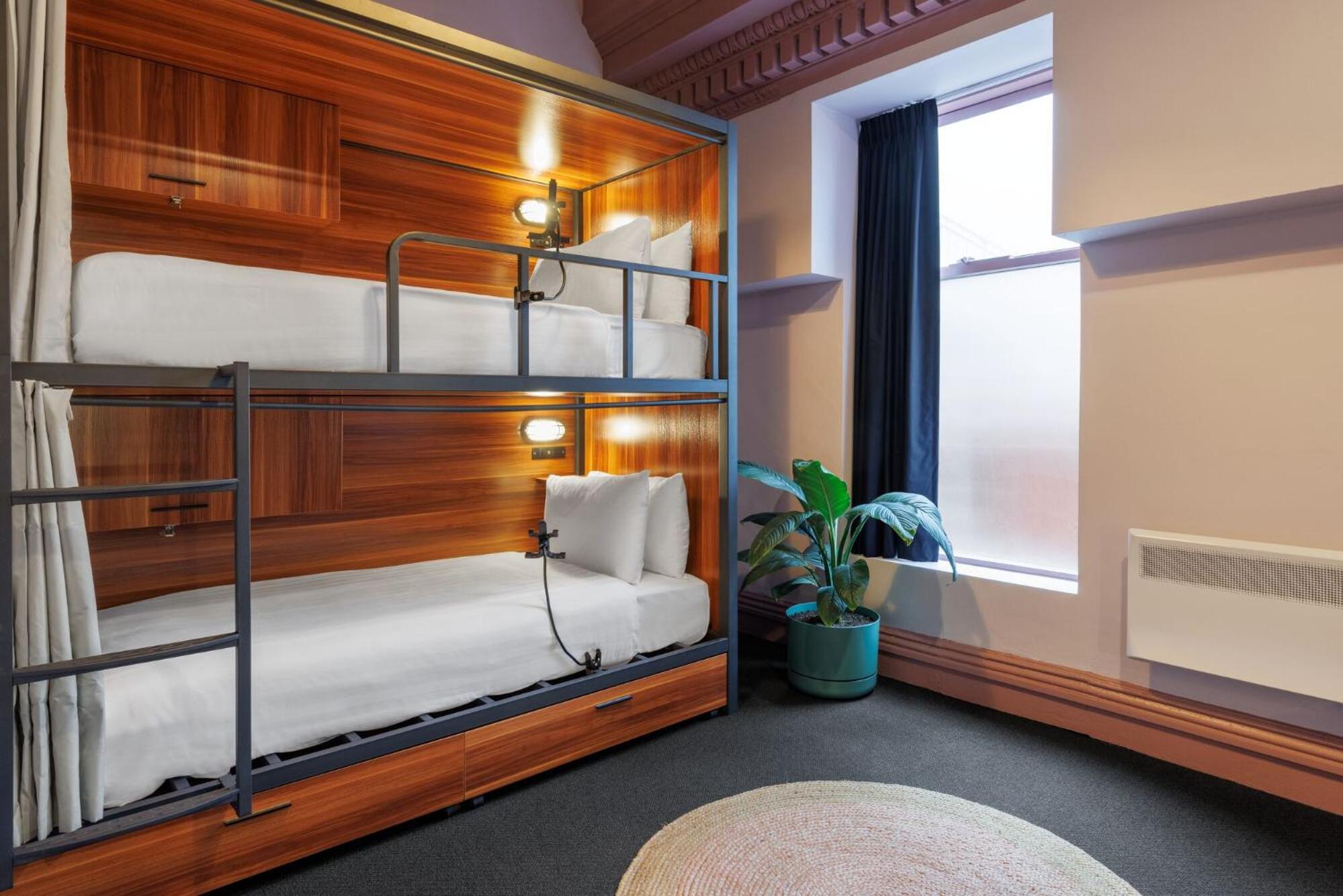 Bed in 6-Bed Mixed Dormitory Room - Non Smoking photo 3