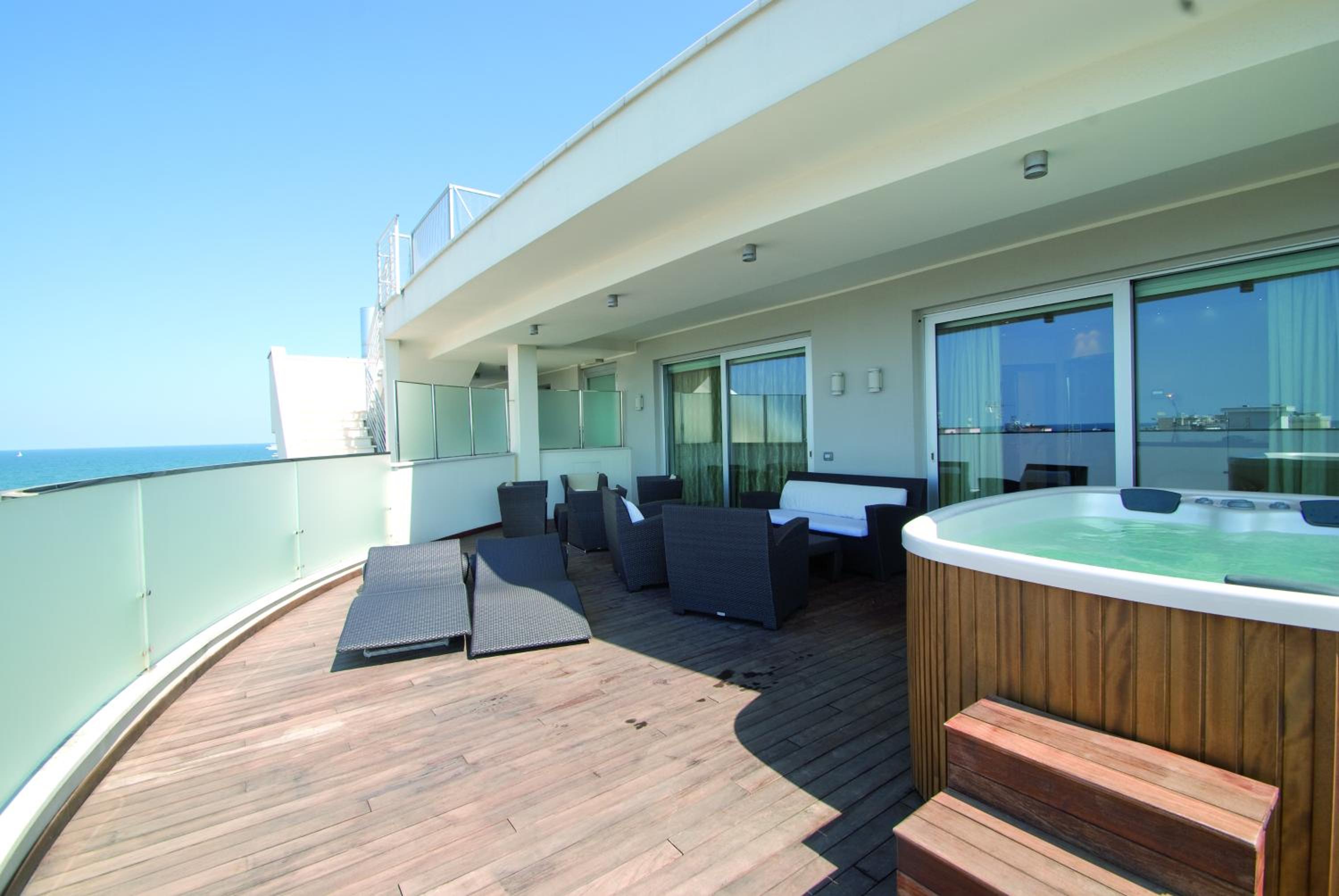 Luxury Suite - Top Floor (2 Adults) - Photo 5