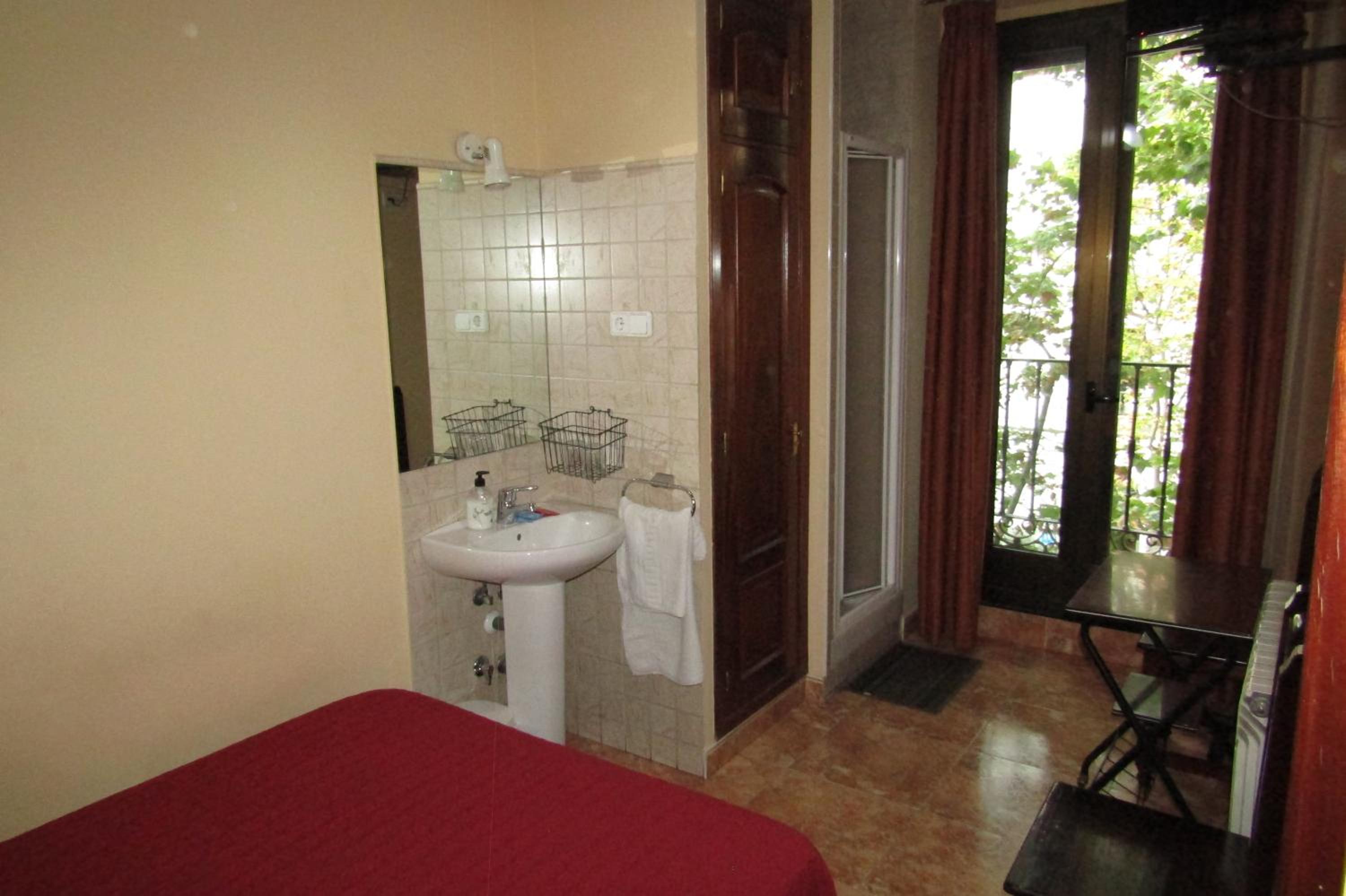 Double Room with Shared Toilet and Private Shower and Sink photo 3