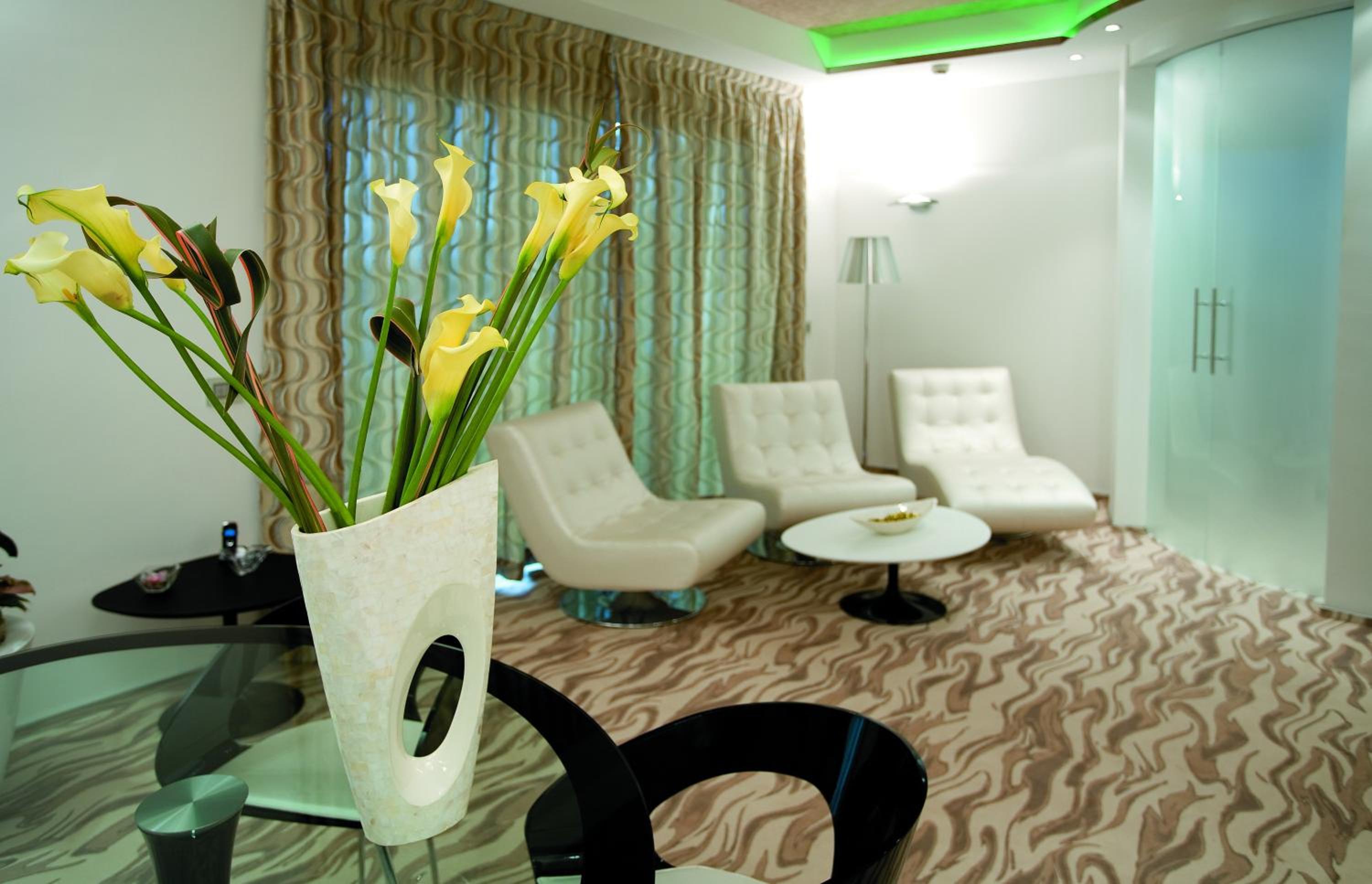 Luxury Suite - Top Floor (4 Adults) - Photo 2