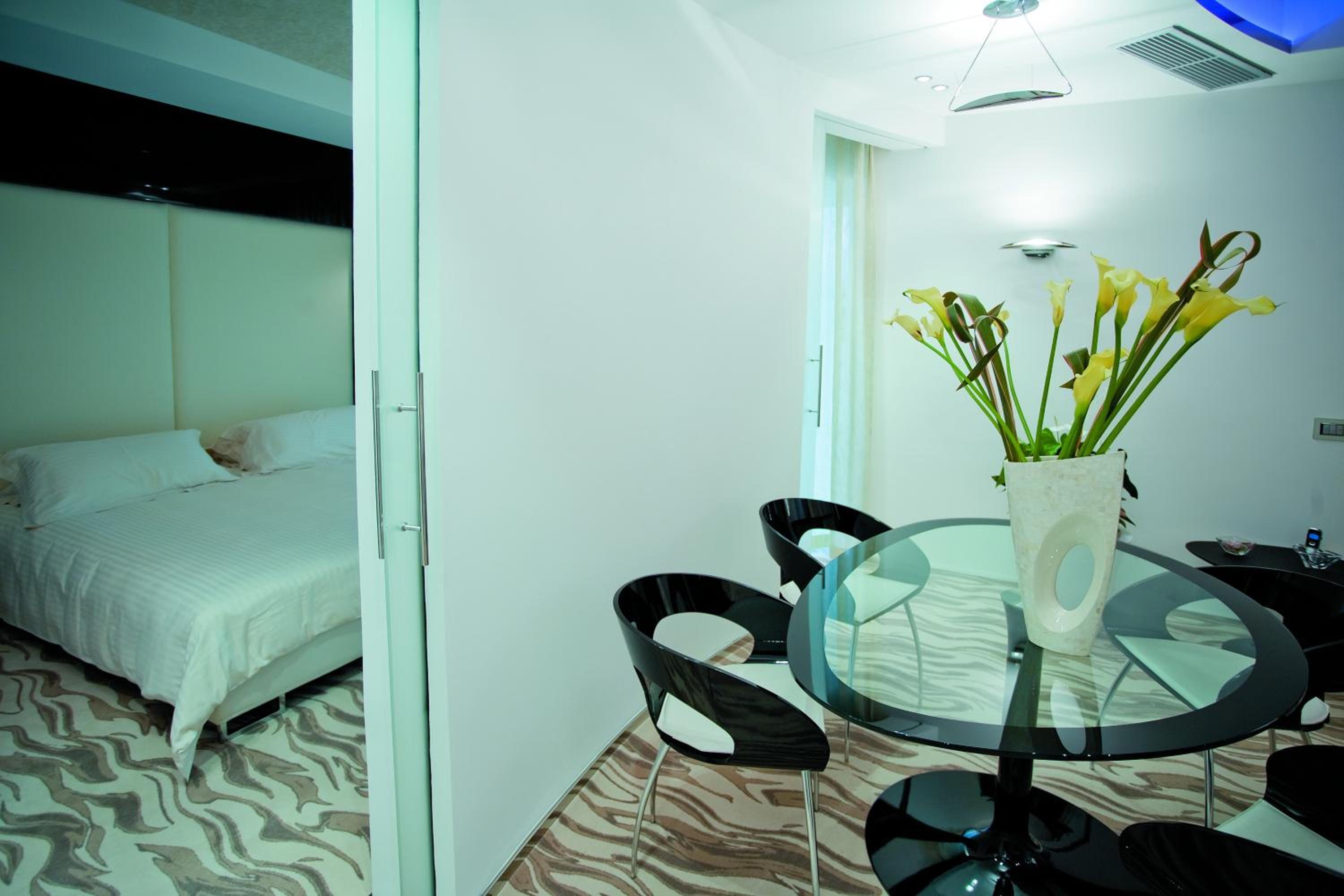 Luxury Suite - Top Floor (4 Adults) - Photo 7