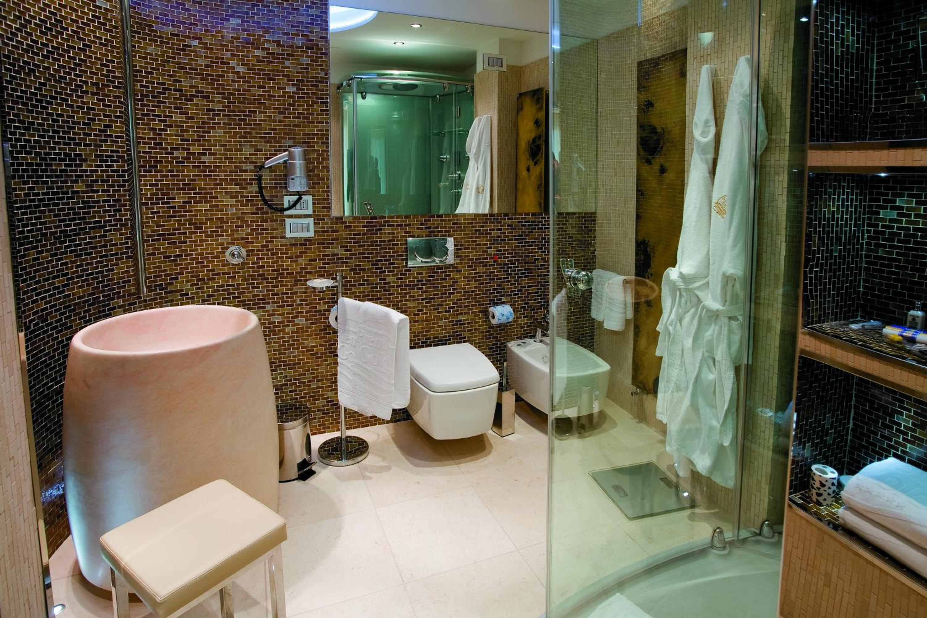 Luxury Suite - Top Floor (4 Adults) - Photo 6