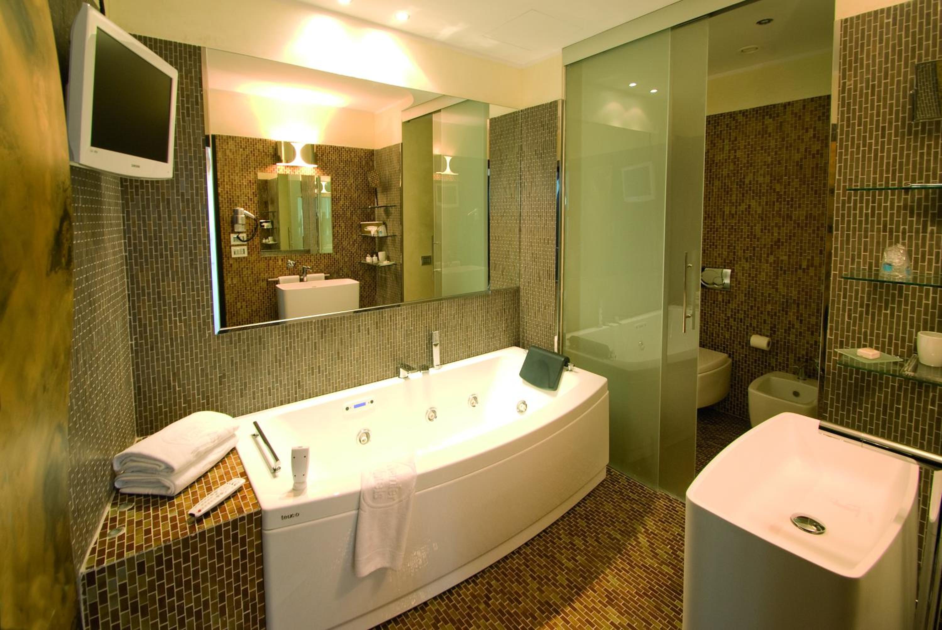 Luxury Suite - Top Floor (4 Adults) - Photo 9
