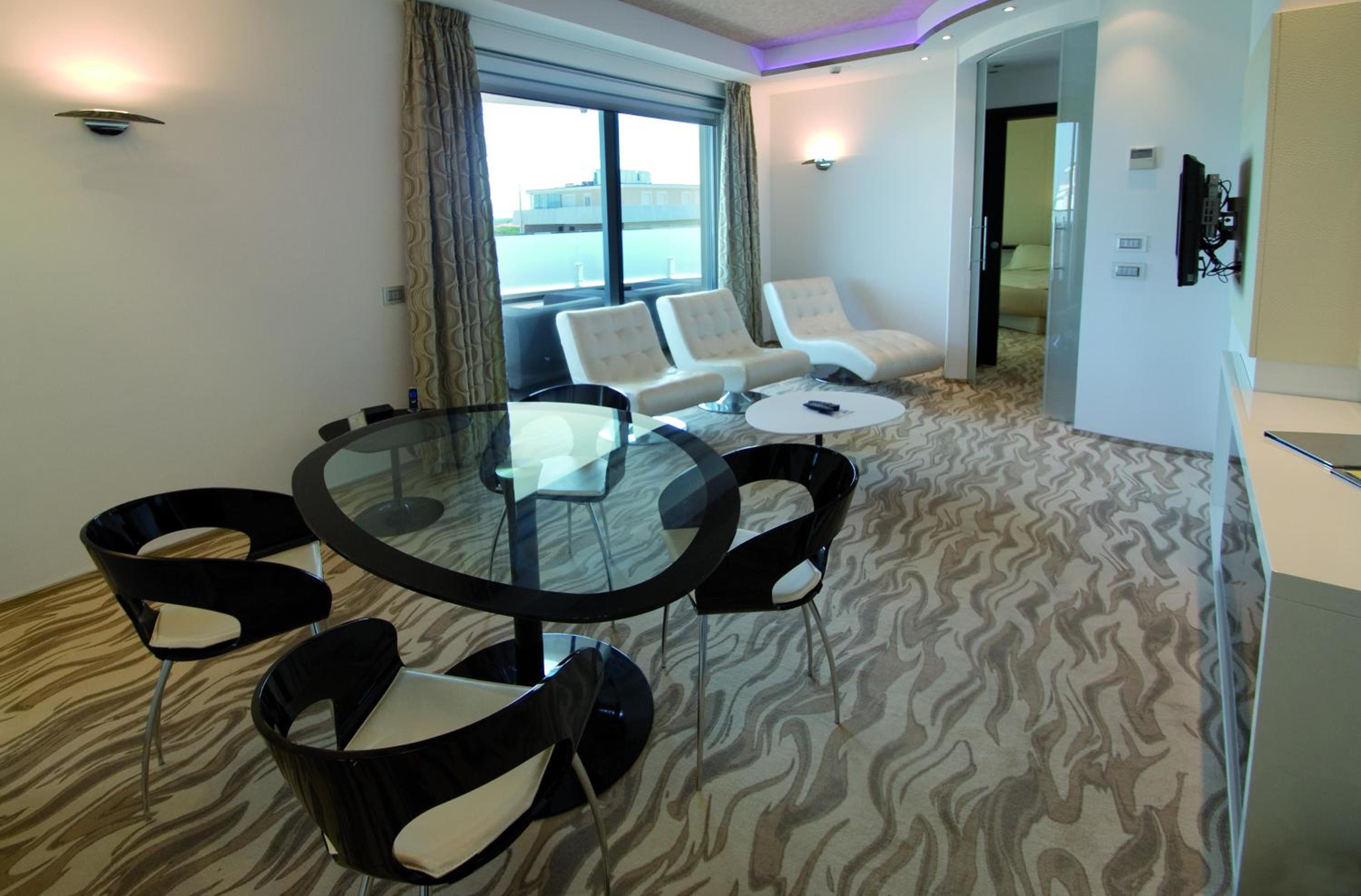 Luxury Suite - Top Floor (4 Adults) - Photo 1