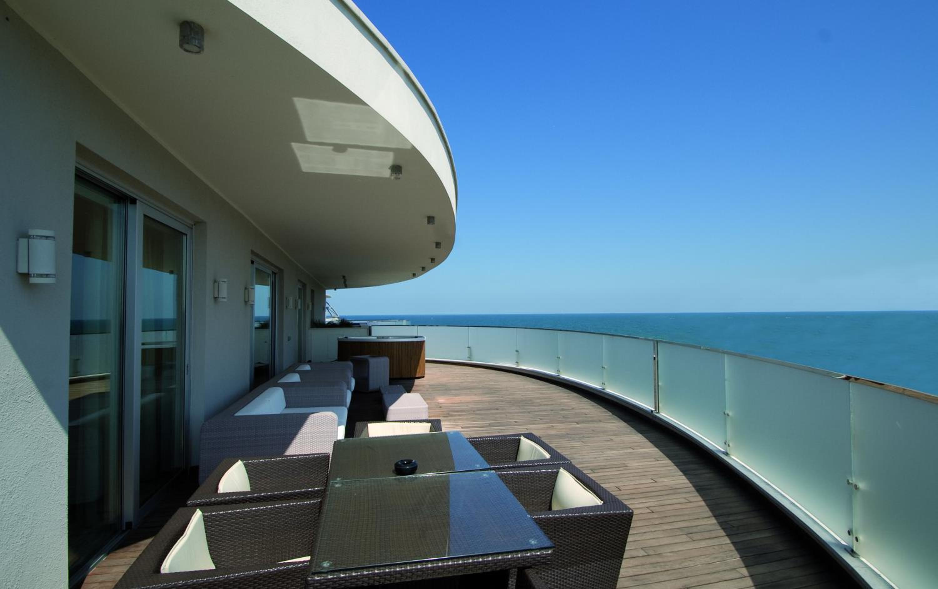 Luxury Suite - Top Floor (4 Adults) - Photo 8