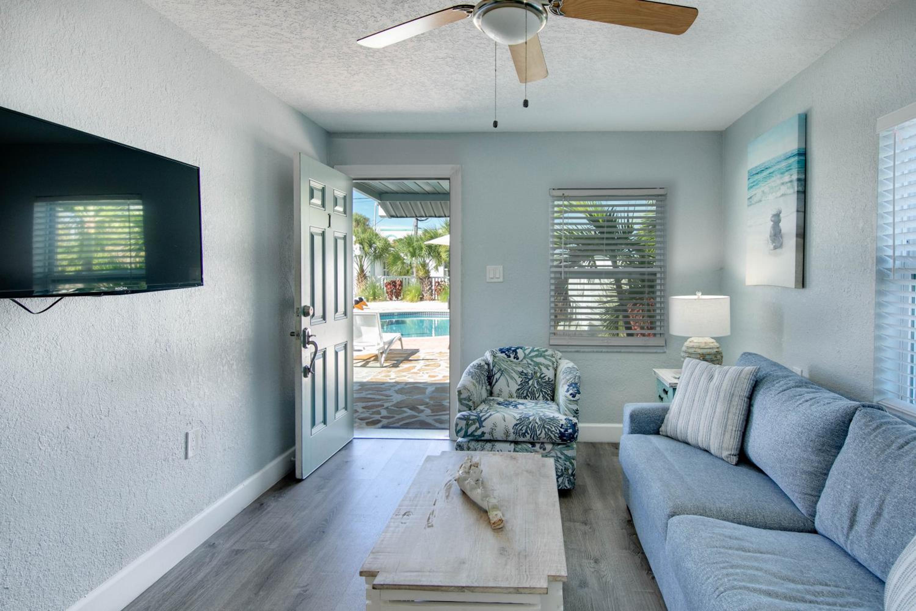 One-Bedroom Suite With Pool View (Unit 1) photo 1