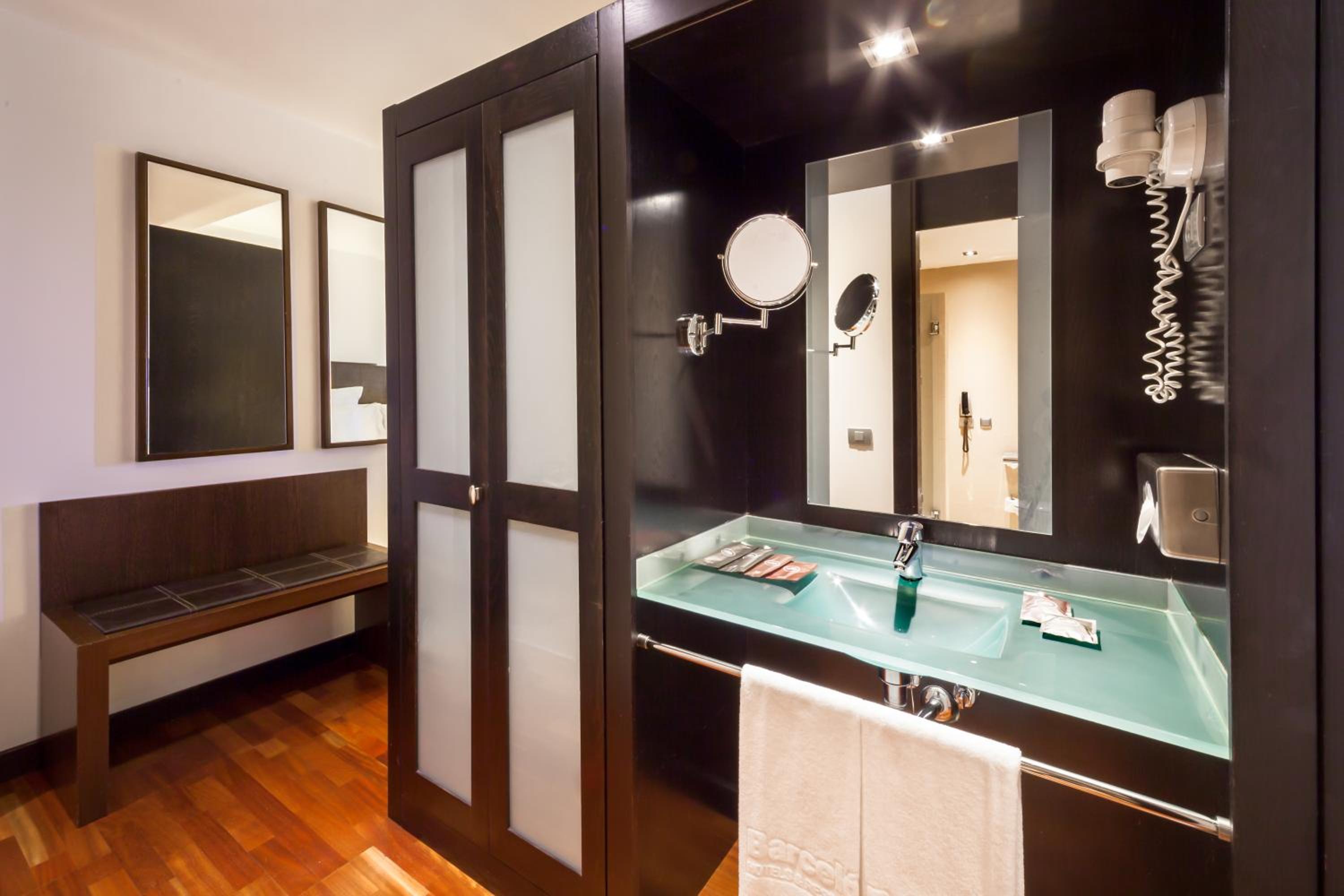 Deluxe Room - Photo 5