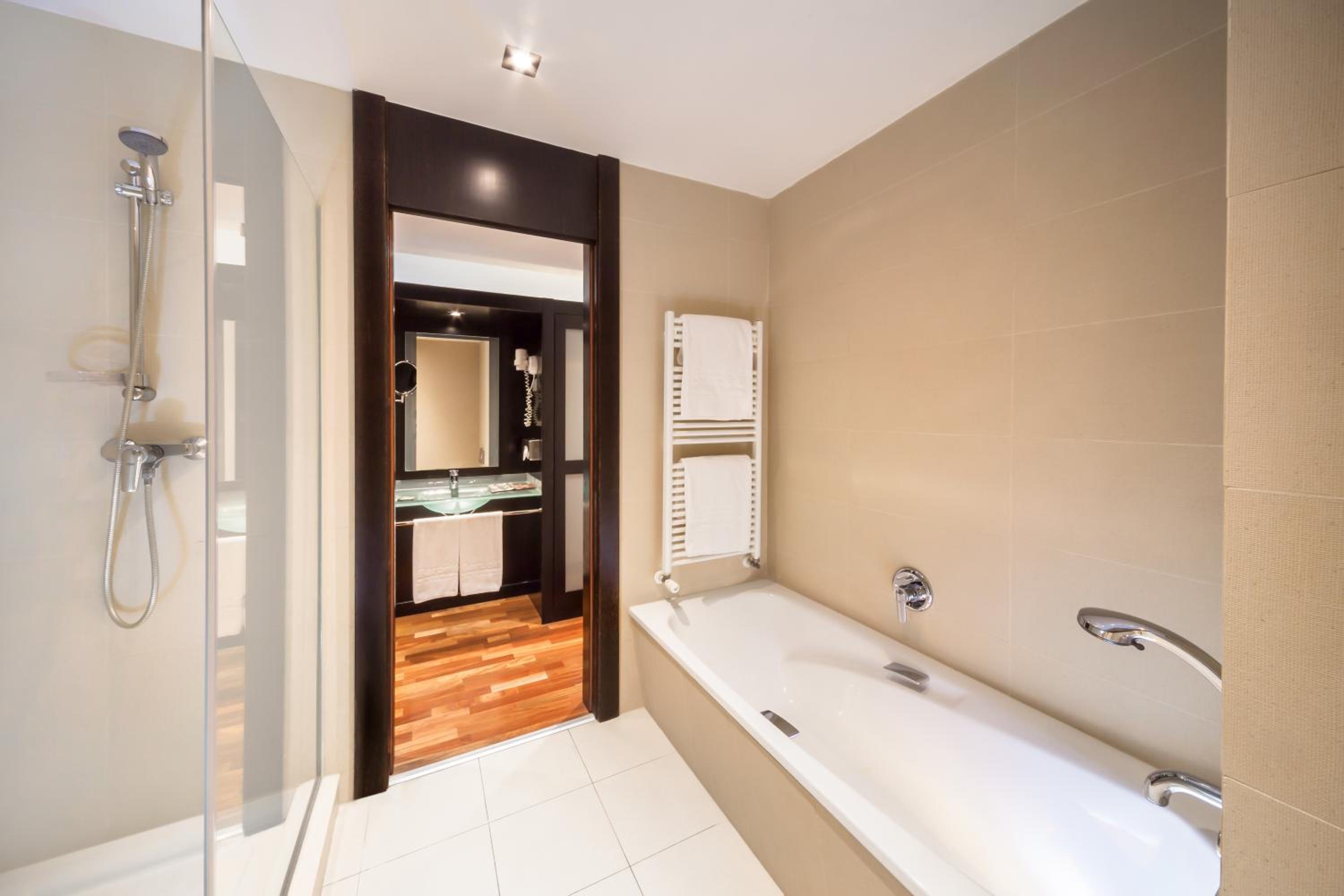 Deluxe Room - Photo 4