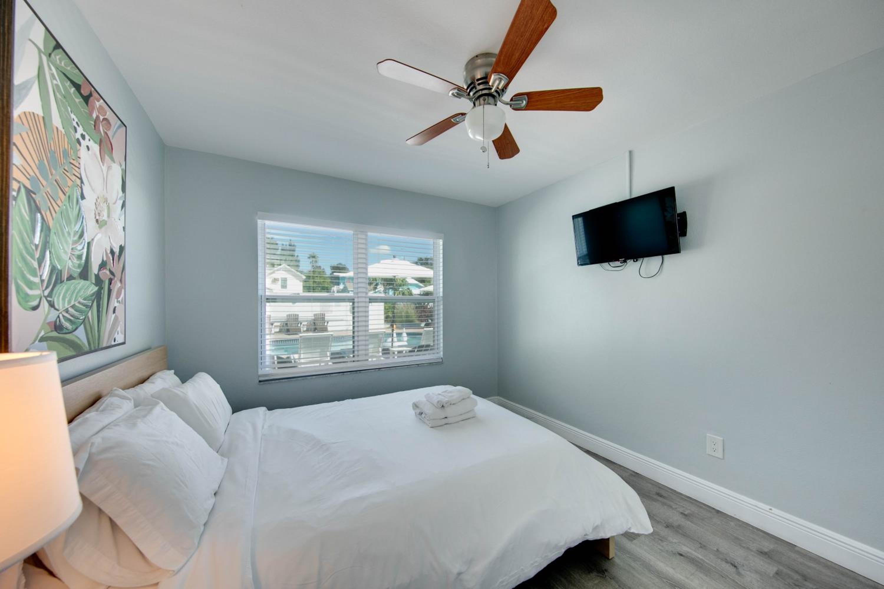 One-Bedroom Suite With Pool View (Unit 5) photo 2