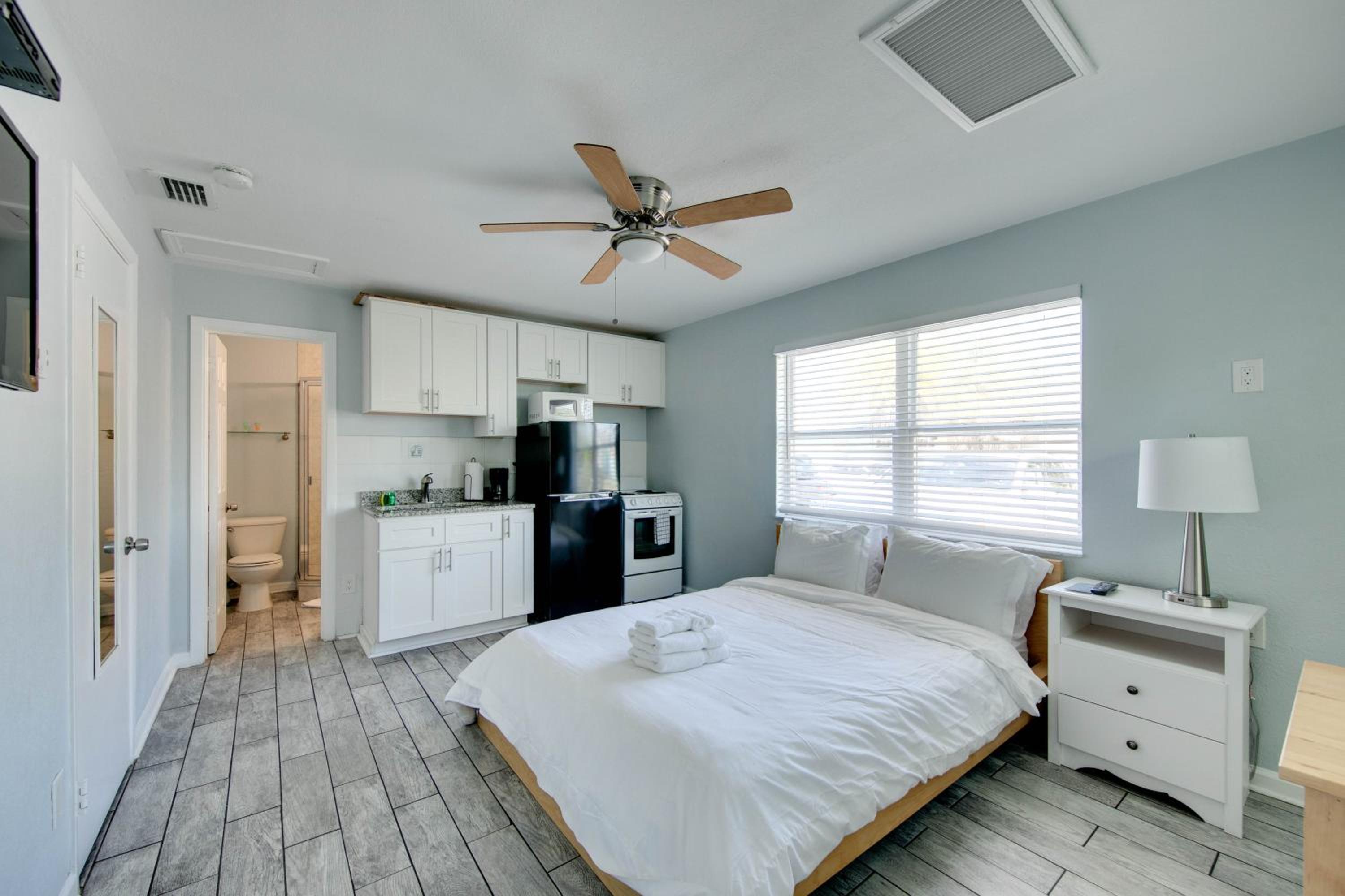 Queen Studio With Kitchenette (Unit 9) photo 1
