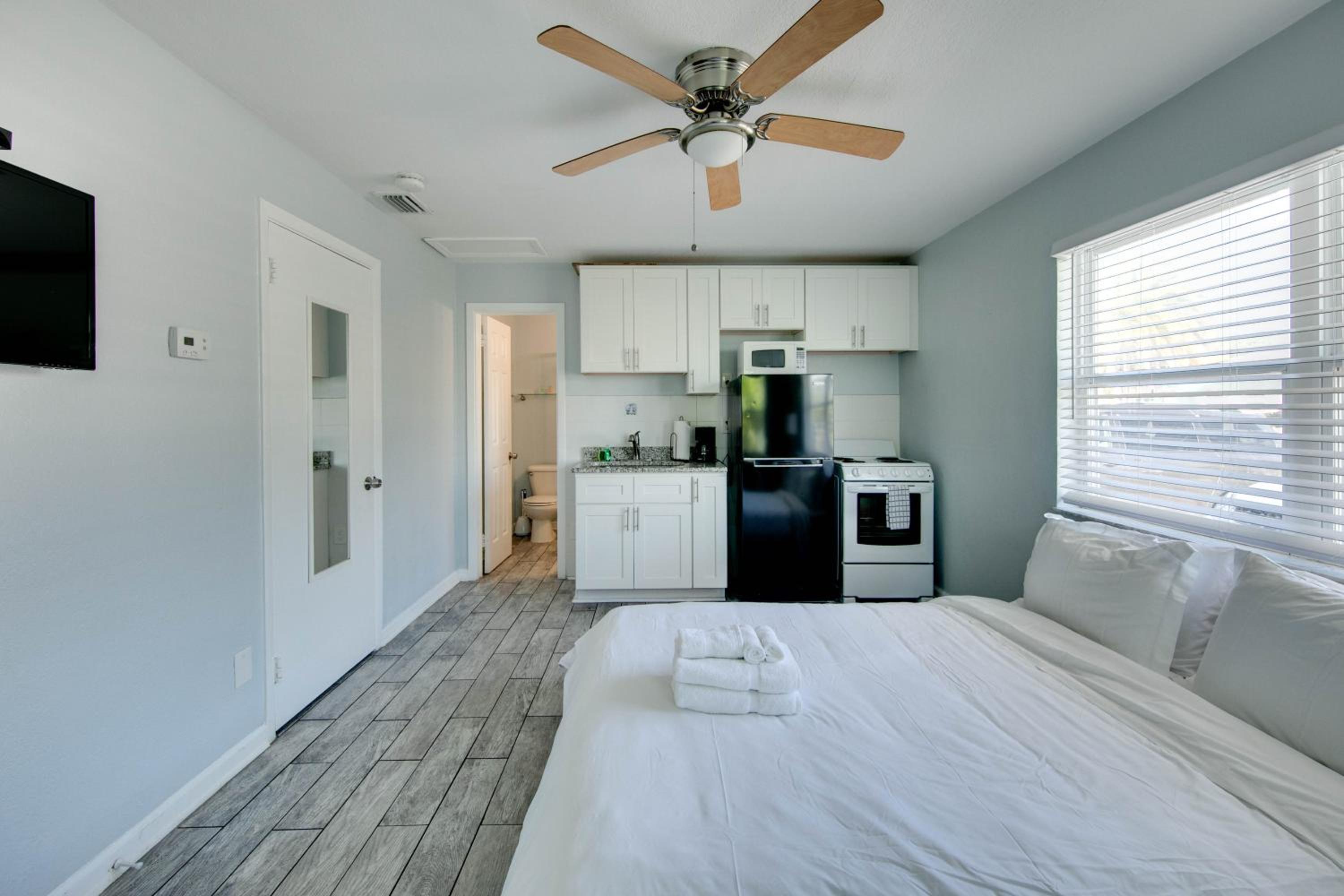 Queen Studio With Kitchenette (Unit 9) photo 3