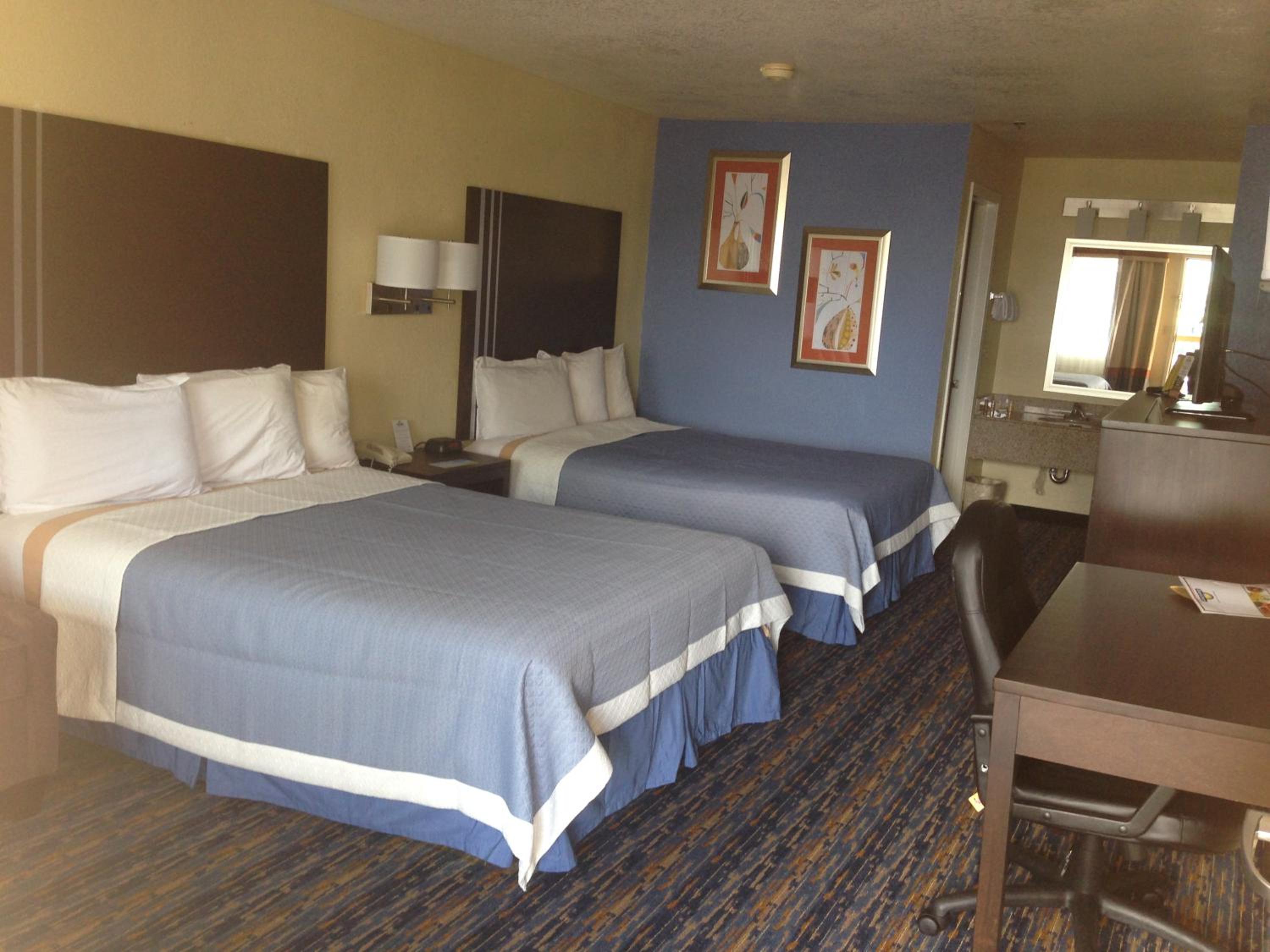 Queen Room with Two Queen Beds - Non-Smoking photo 3