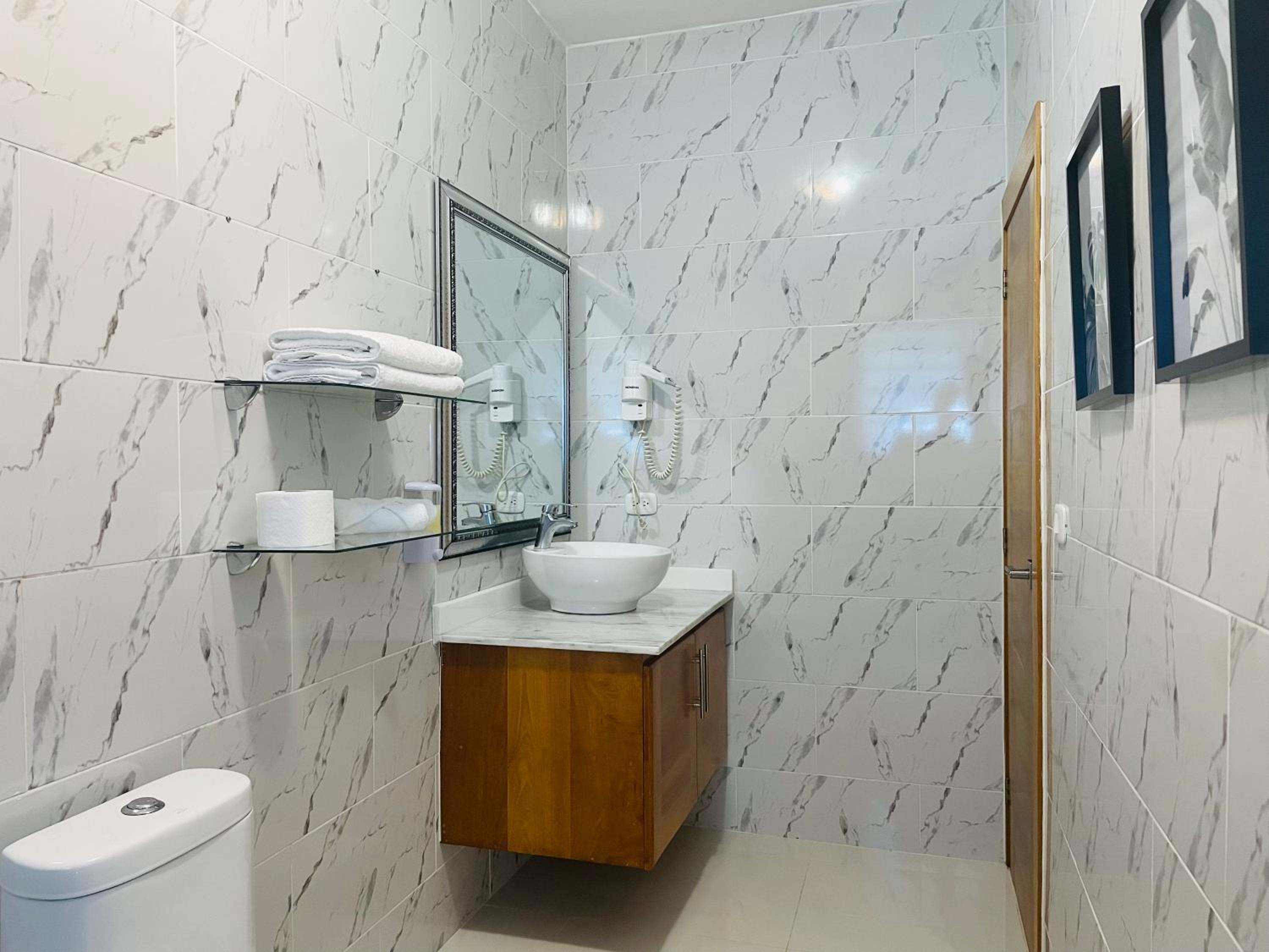 Deluxe Junior Suite - Photo 13