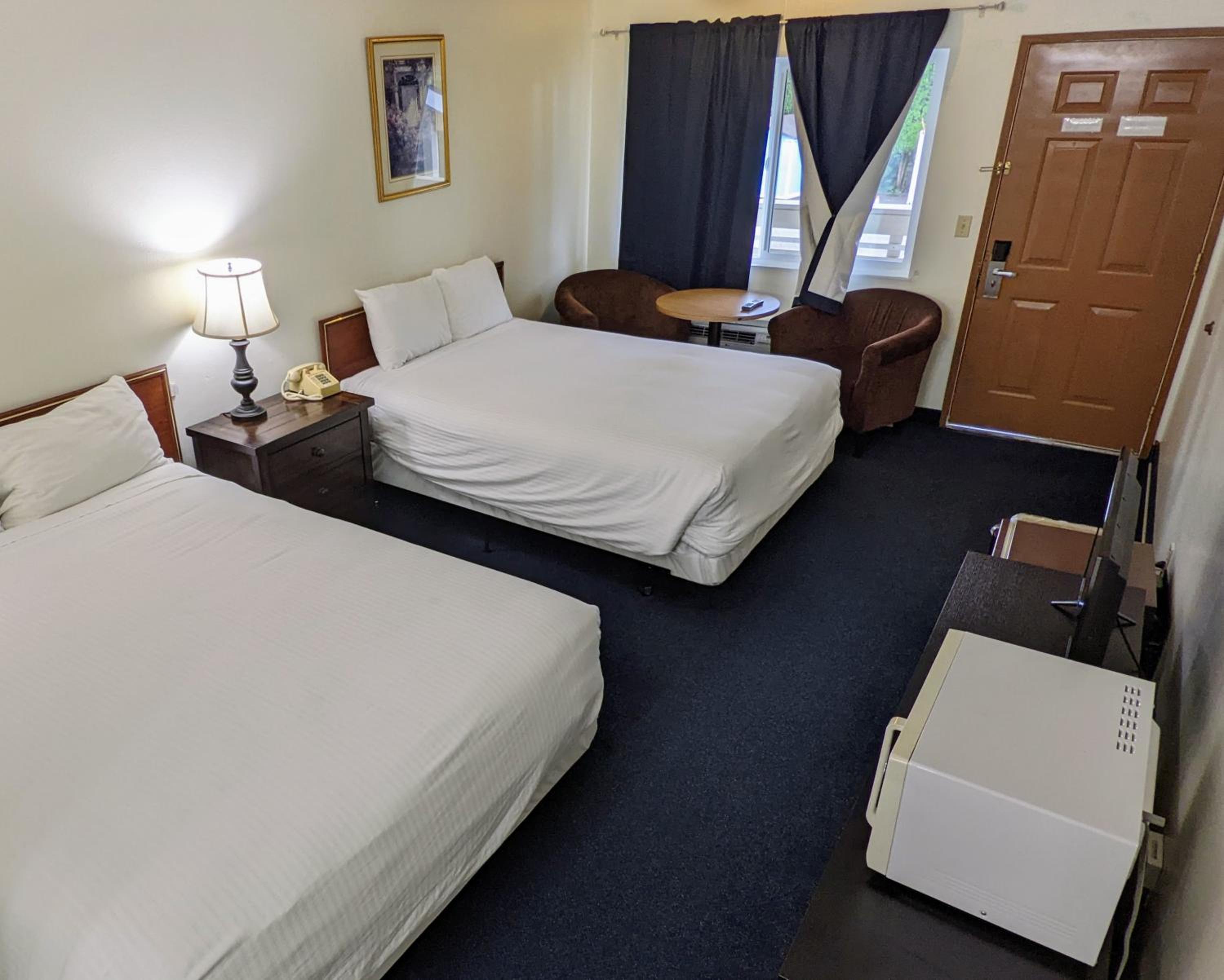Queen Room with Two Queen Beds photo 1