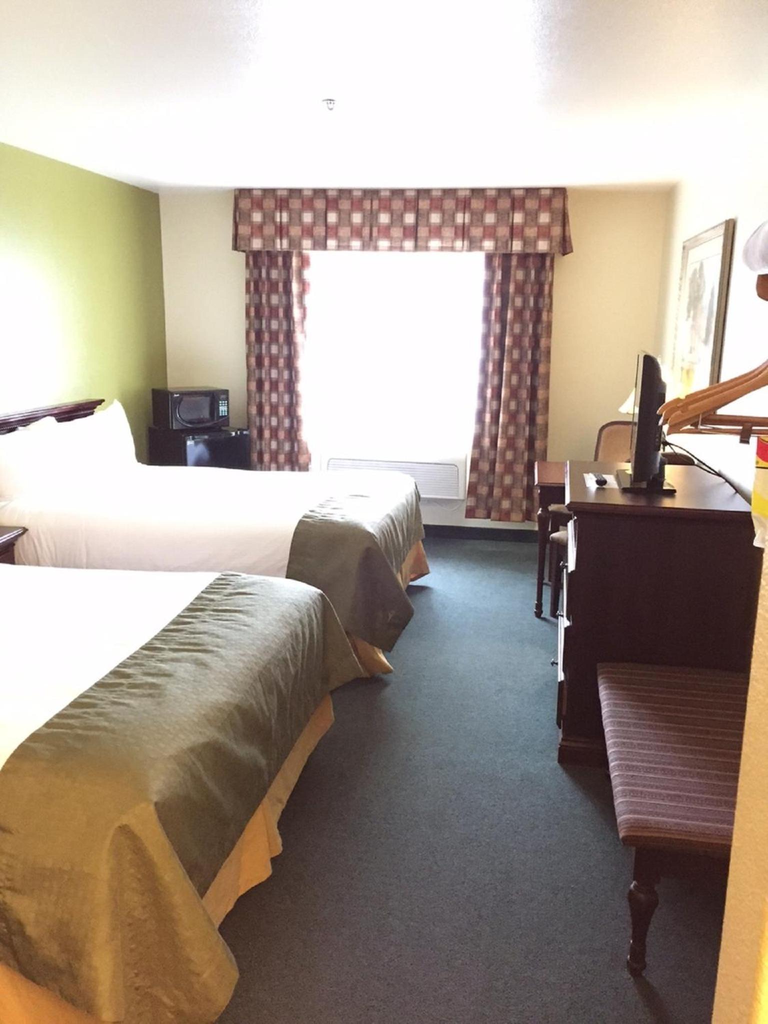 Queen Room with Two Queen Beds - Non-Smoking - Photo 8