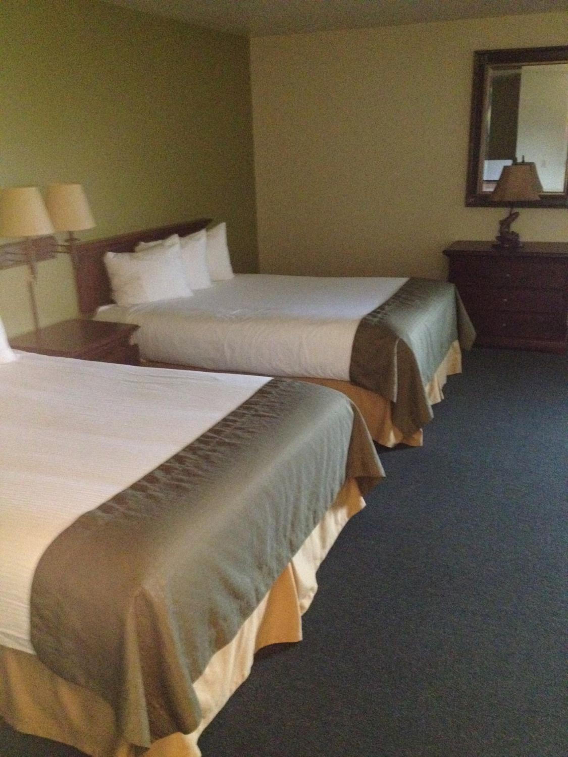 Queen Room with Two Queen Beds - Non-Smoking - Photo 7