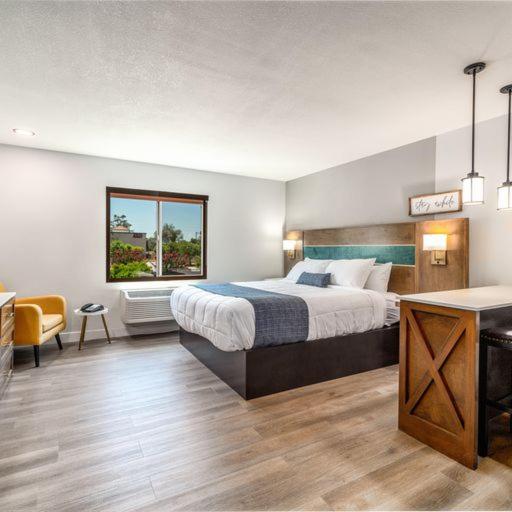 Queen Suite - Disability Access/Non Smoking/Interior Hall