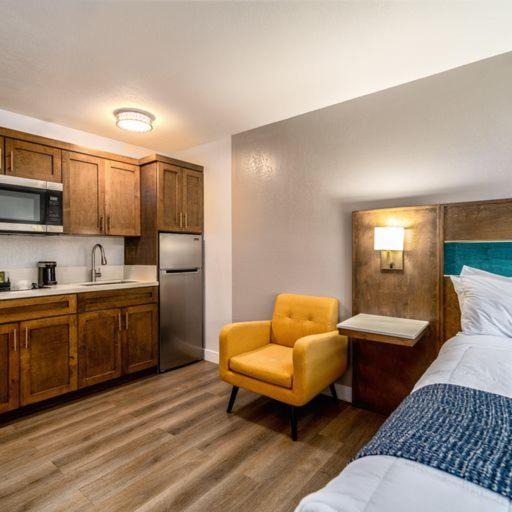 King Suite - Non Smoking/Interior Hall - Photo 2