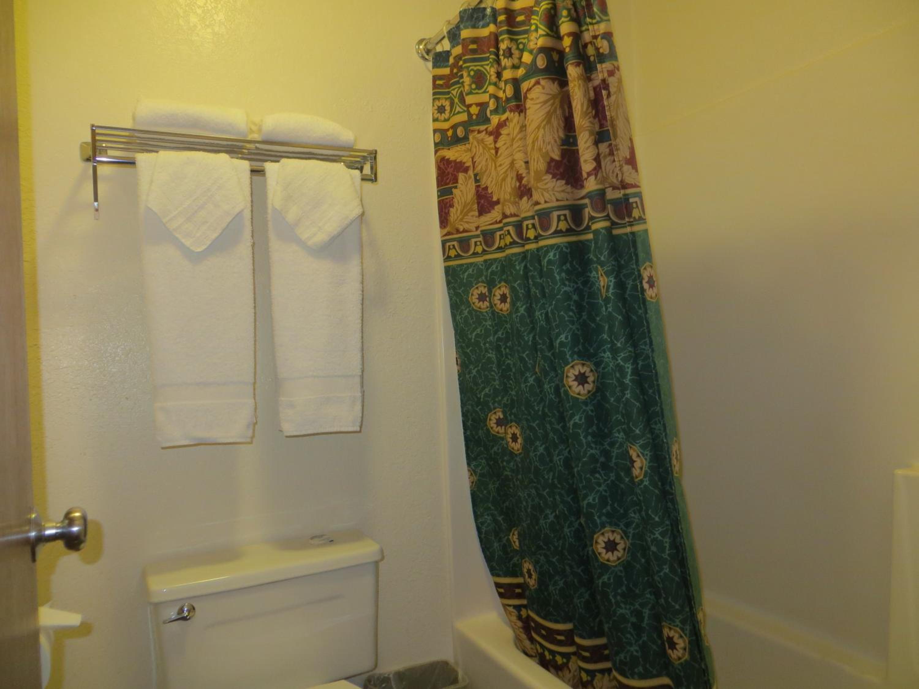 Queen Room with Two Queen Beds - Photo 4