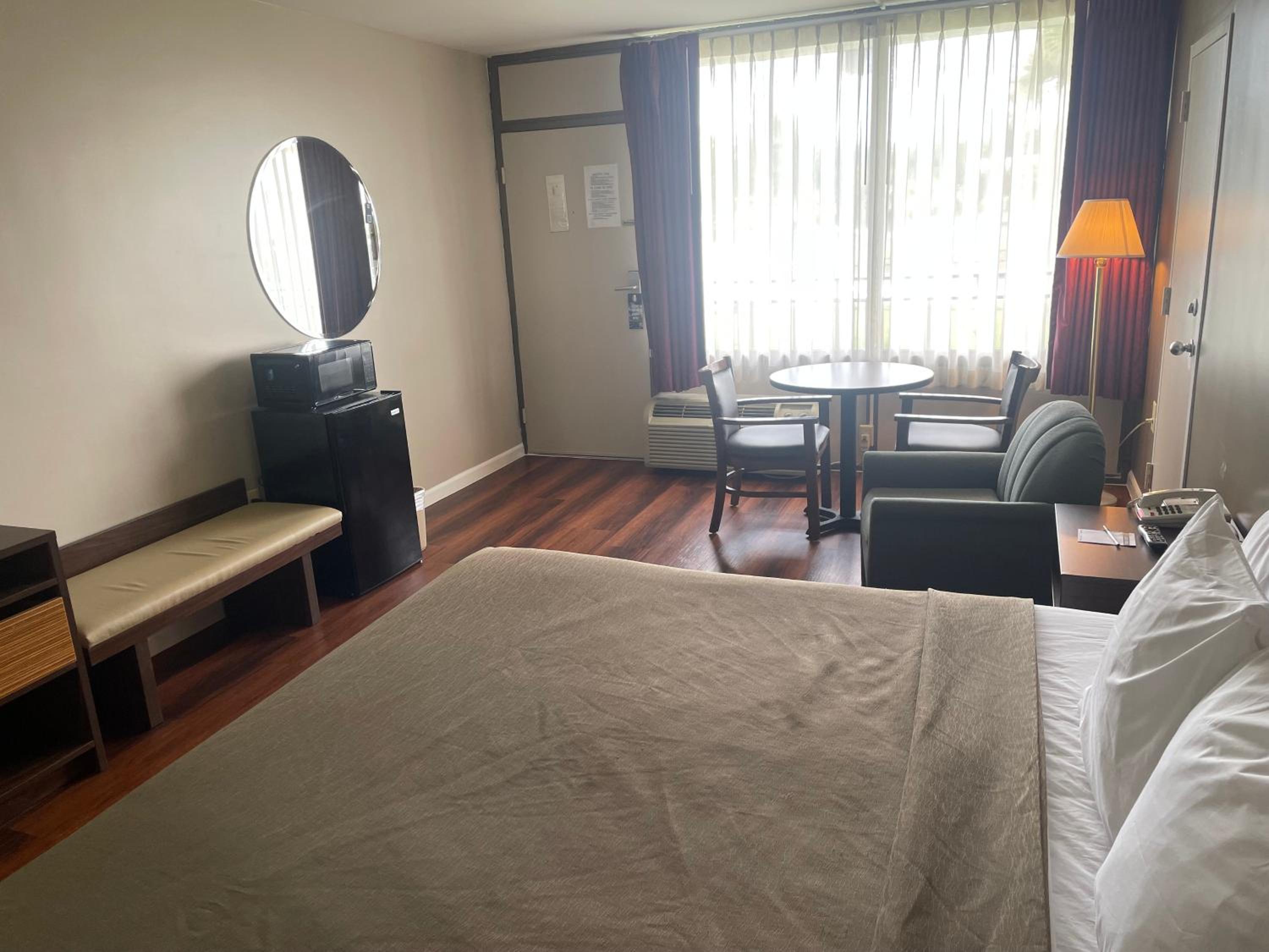 King Room - Non-Smoking - Photo 1
