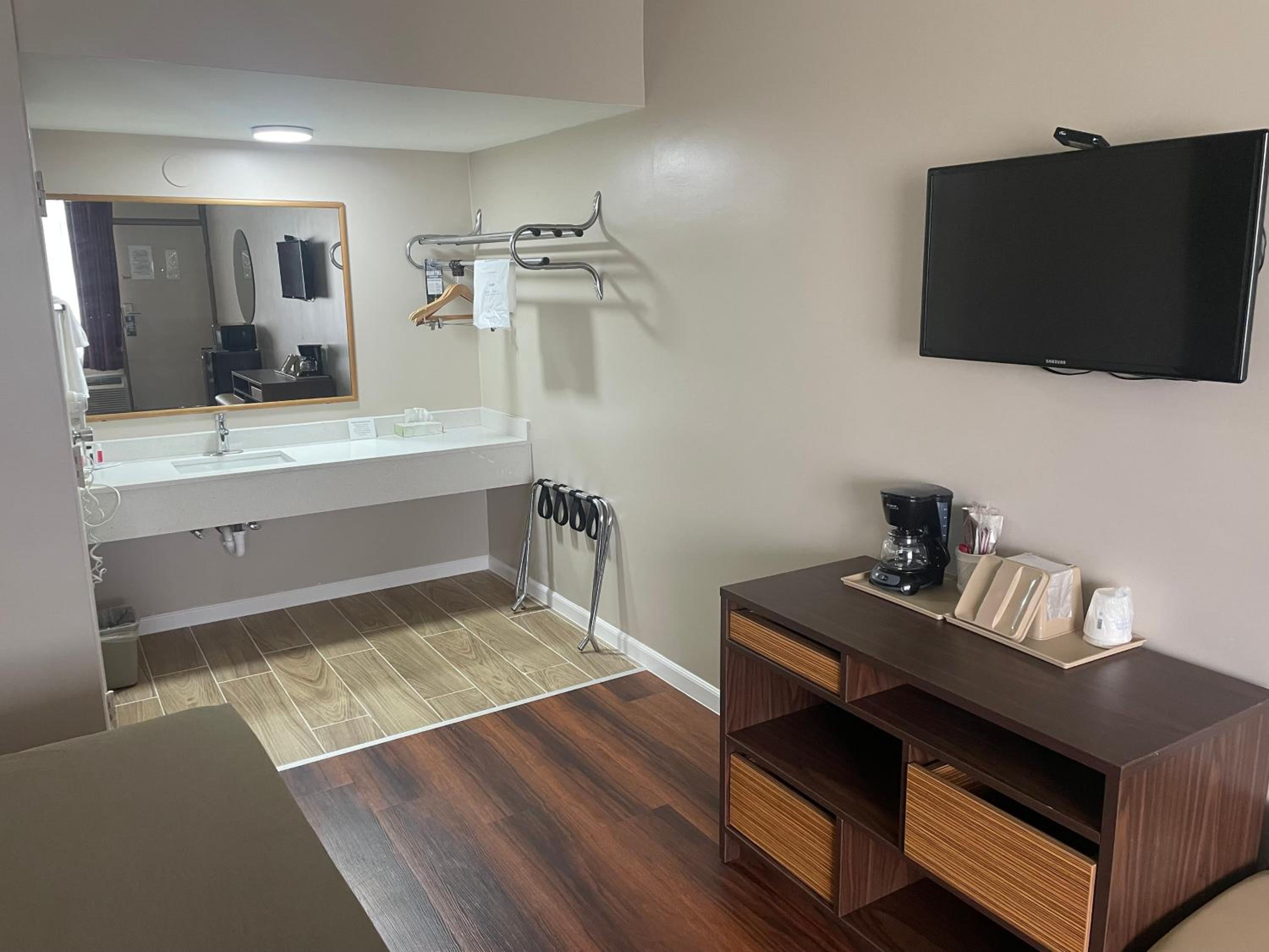 King Room - Non-Smoking - Photo 6