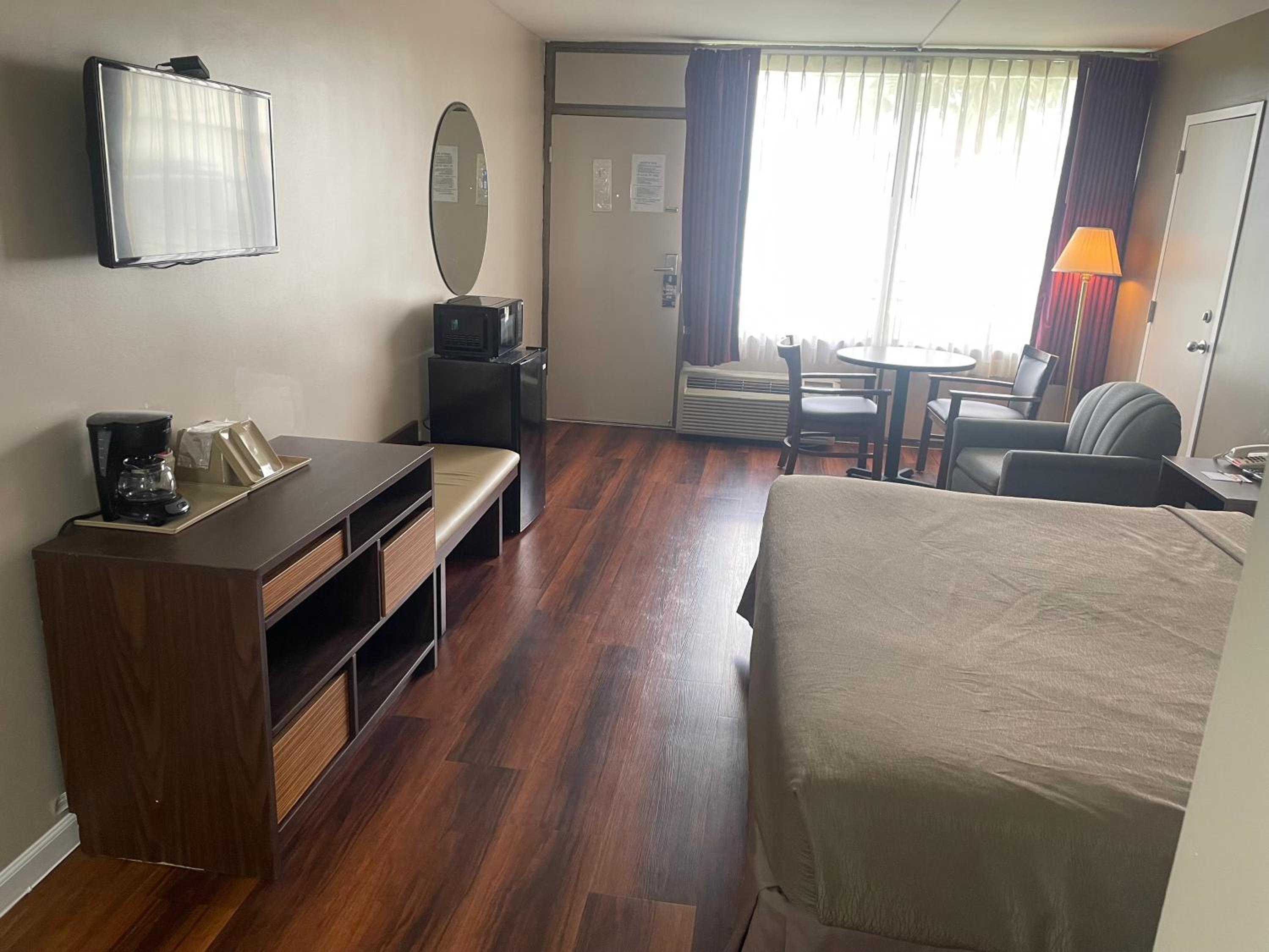 King Room - Non-Smoking - Photo 7