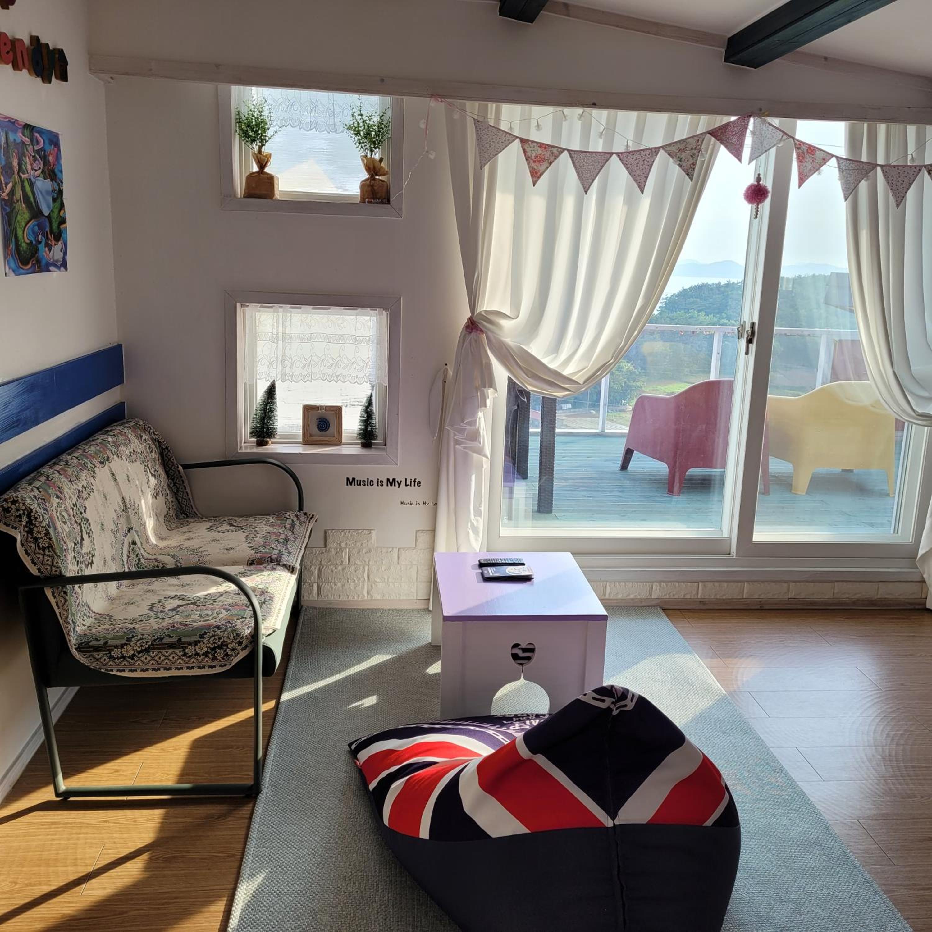 One-Bedroom House photo 1