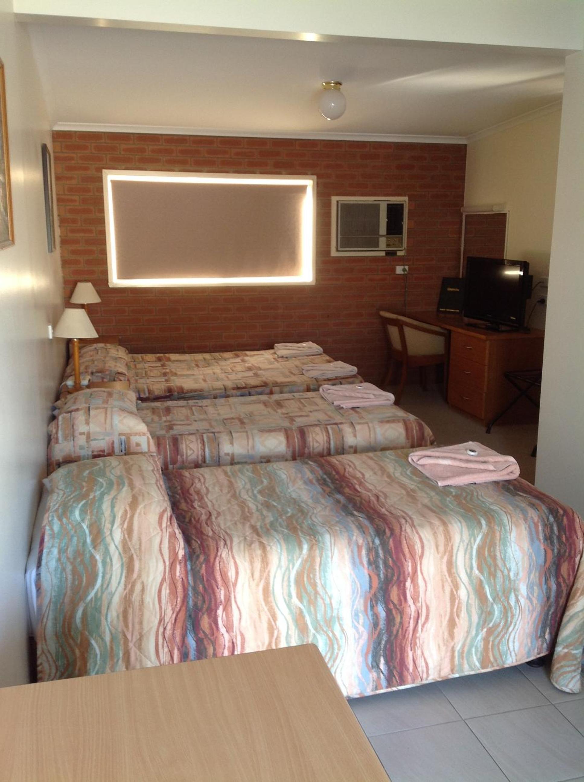 Small Family Room photo 3