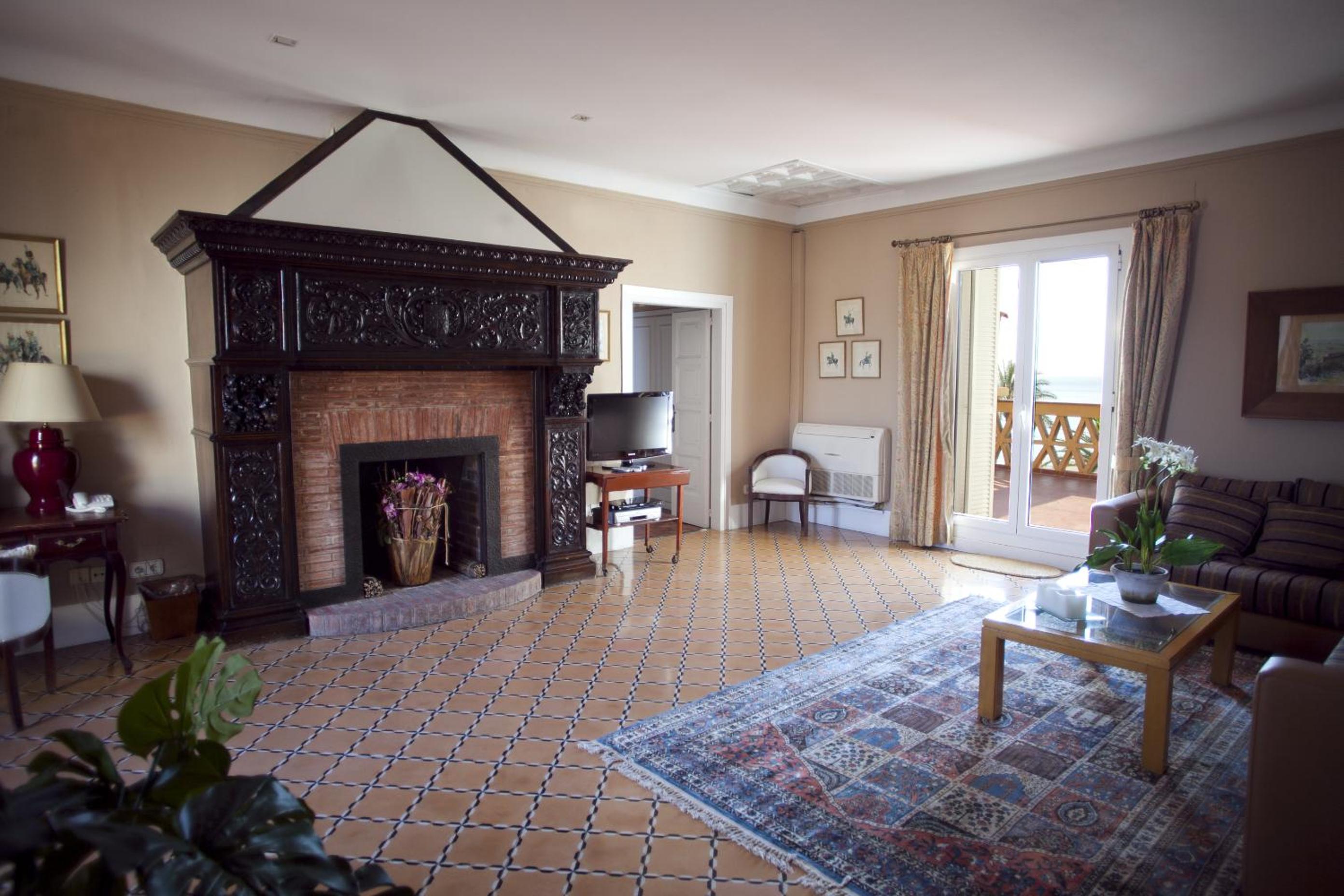 Suite - Photo 1