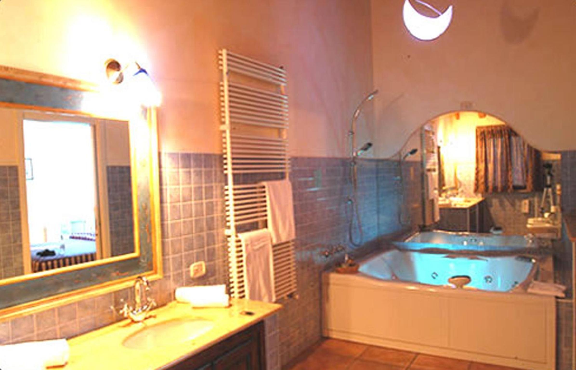 Suite with Spa Bath - Split Level photo 3