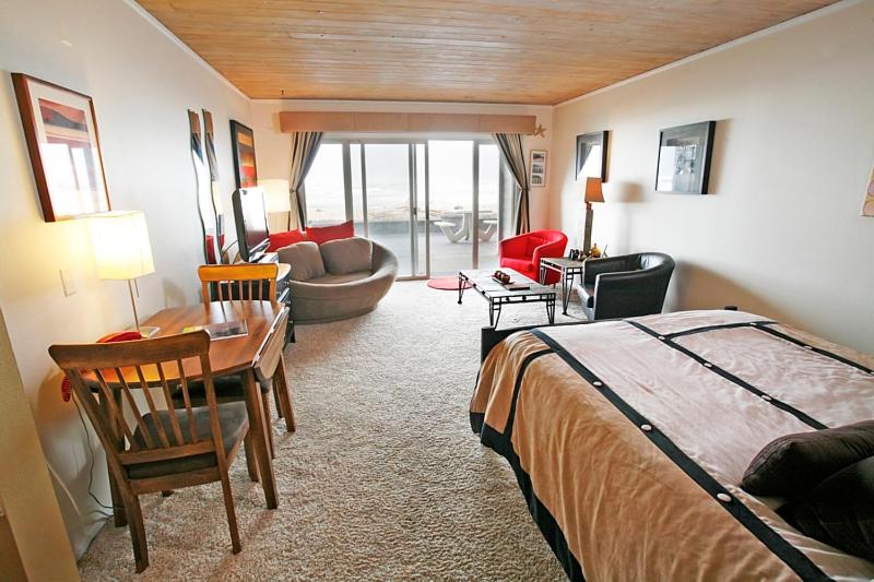 Queen Studio Ocean Front - Pet Friendly photo 3