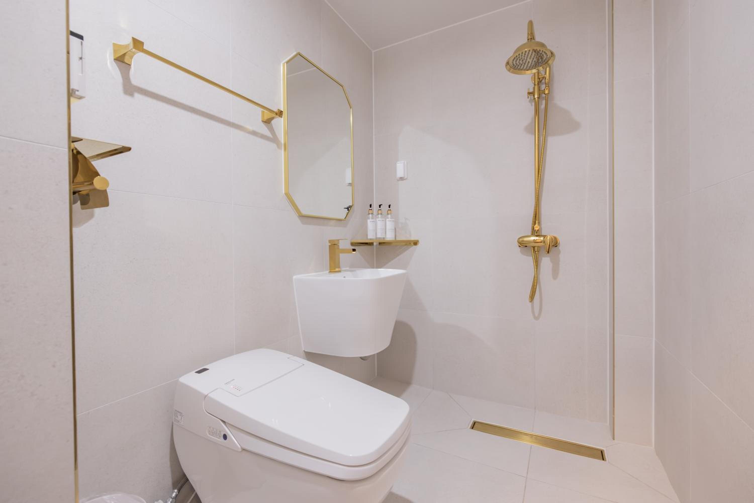 Standard Double Room - Photo 13