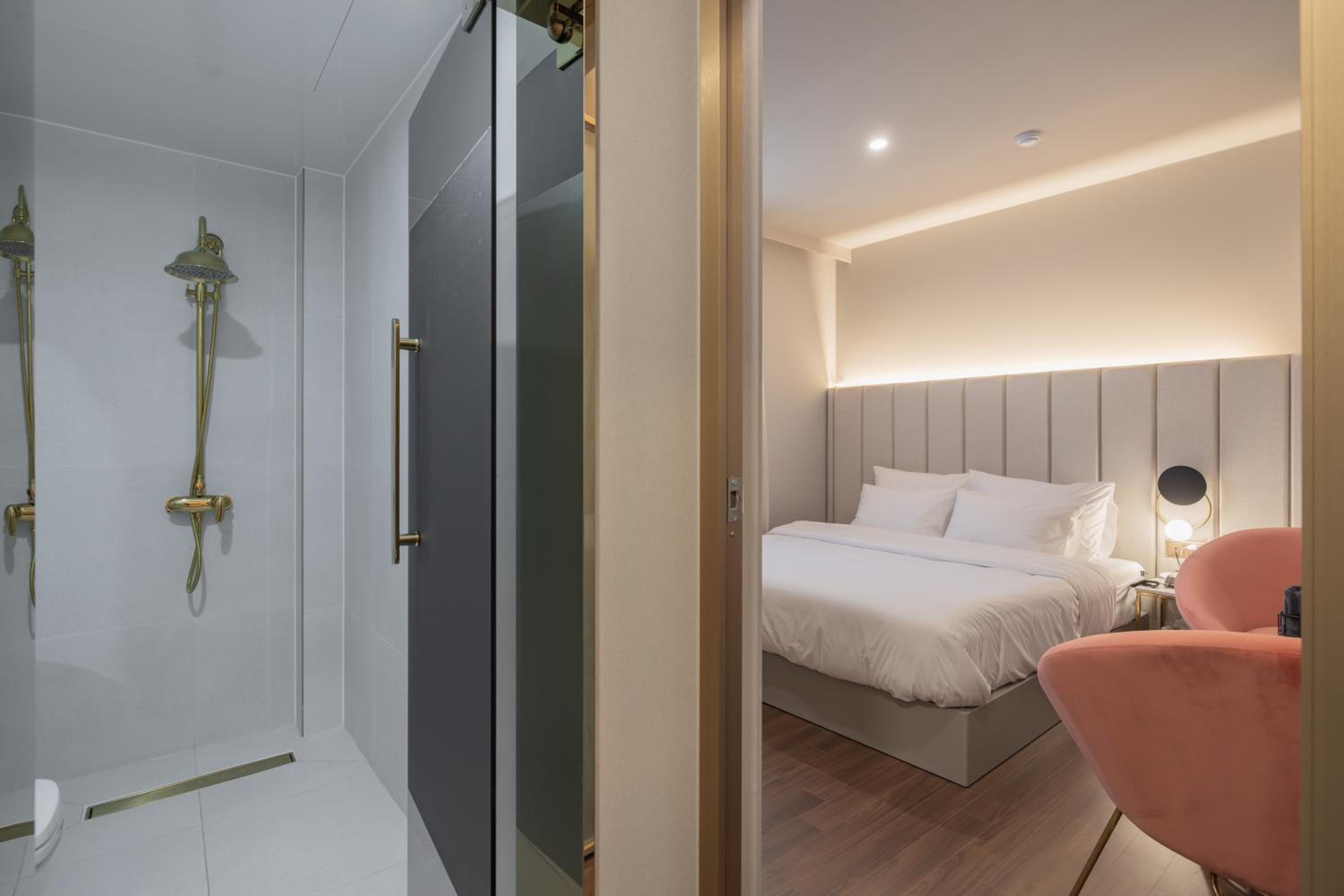 Standard Double Room - Photo 14