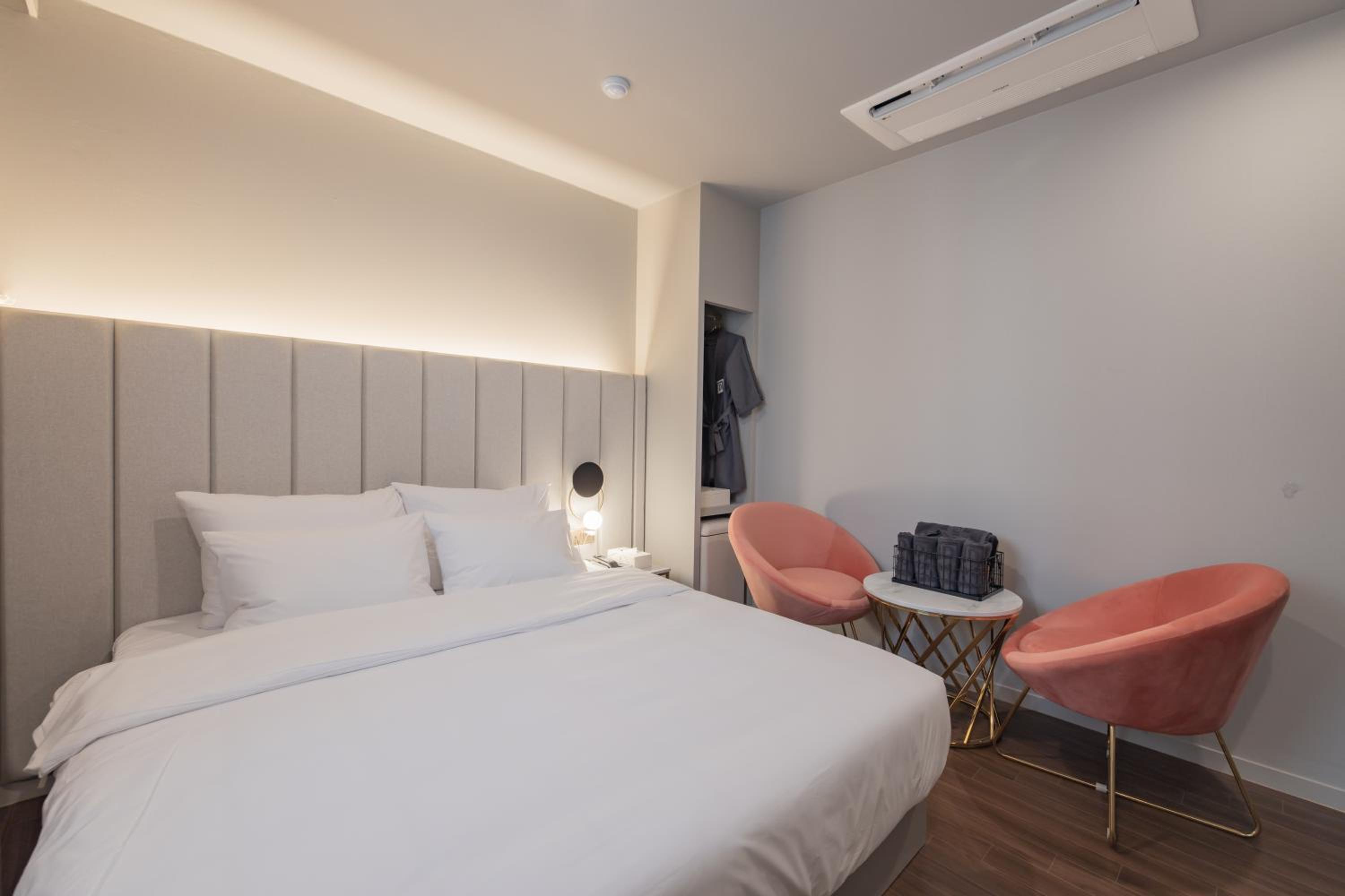 Standard Double Room - Photo 11