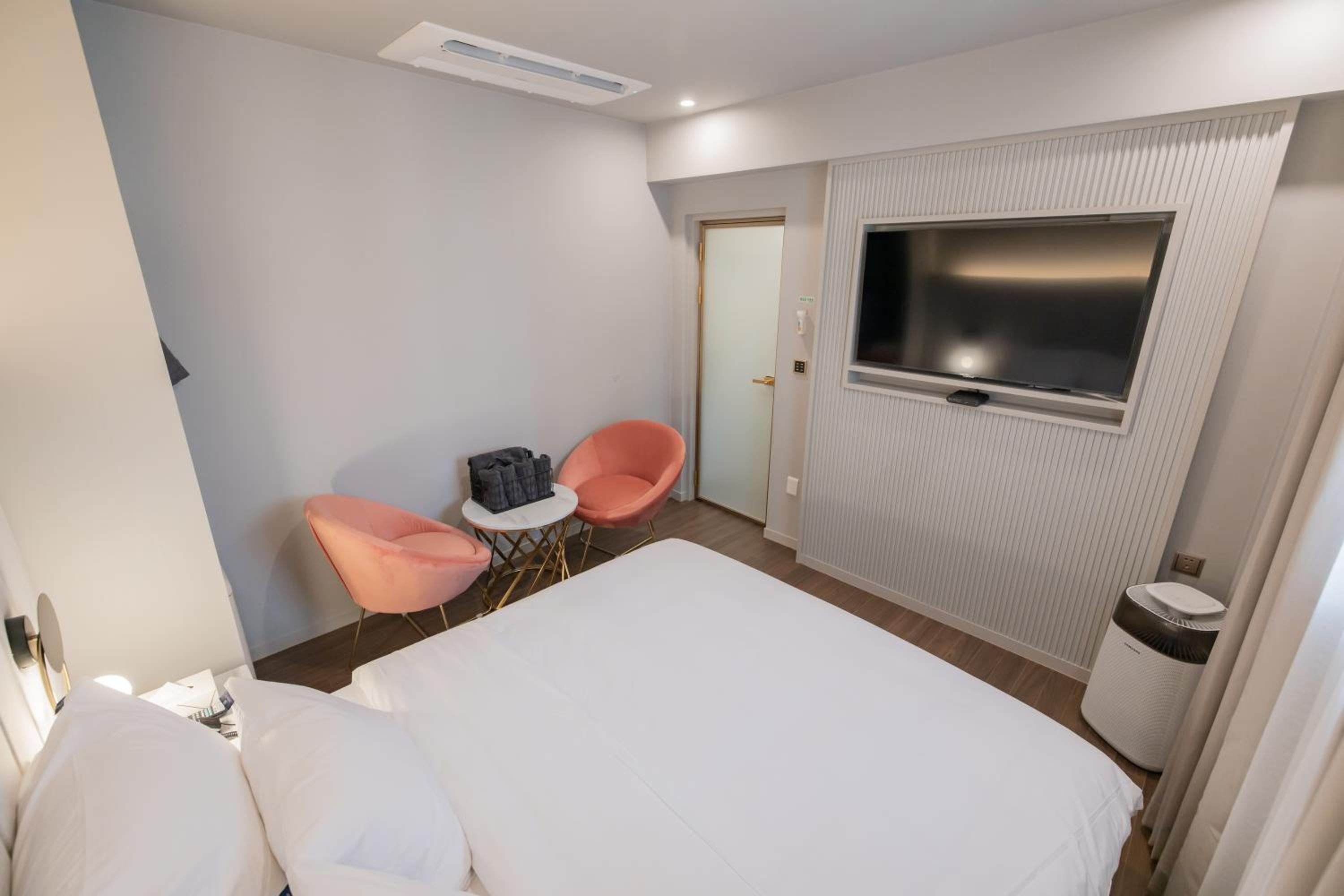 Standard Double Room - Photo 9