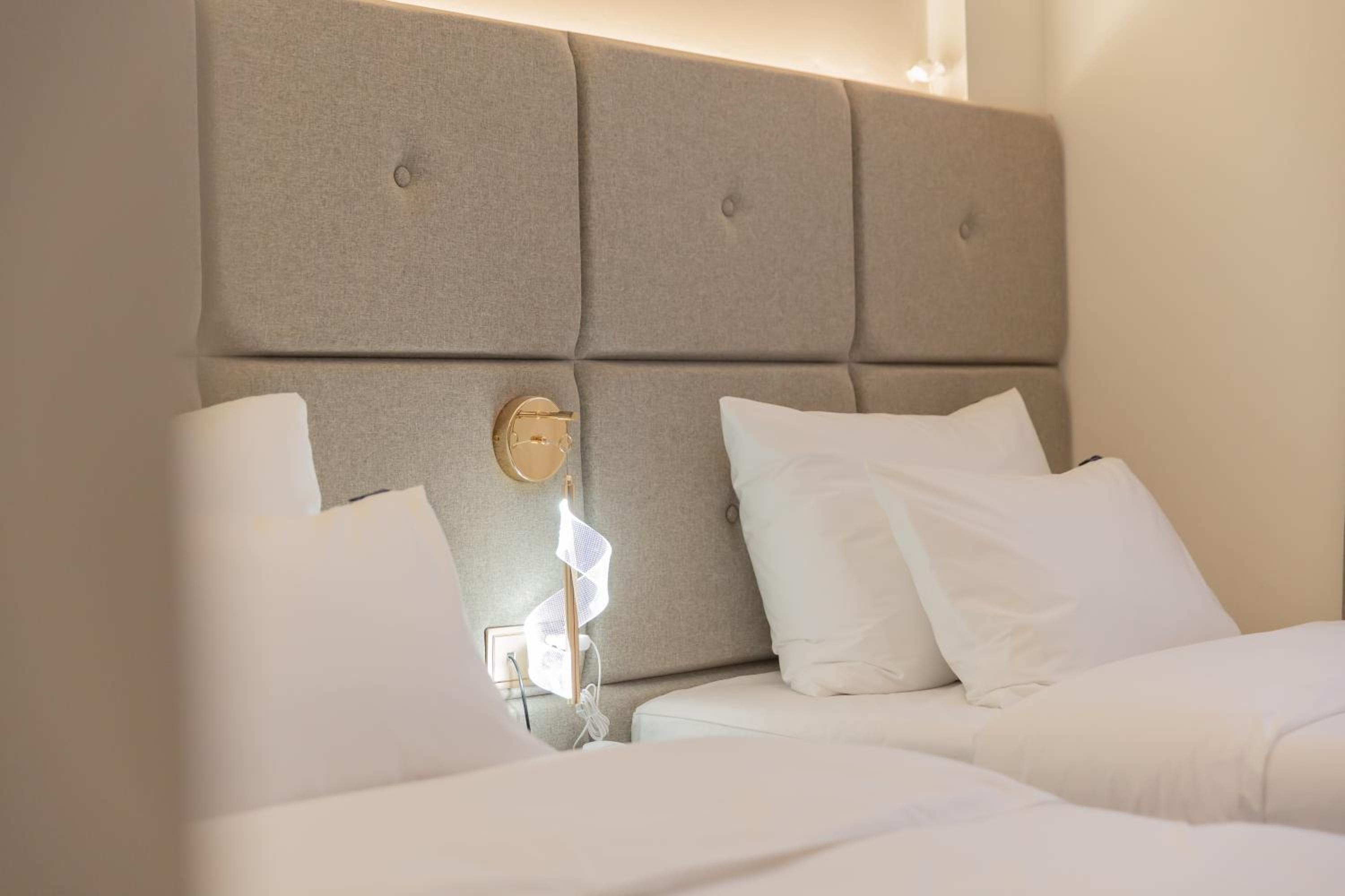 Deluxe Twin Room - Photo 12