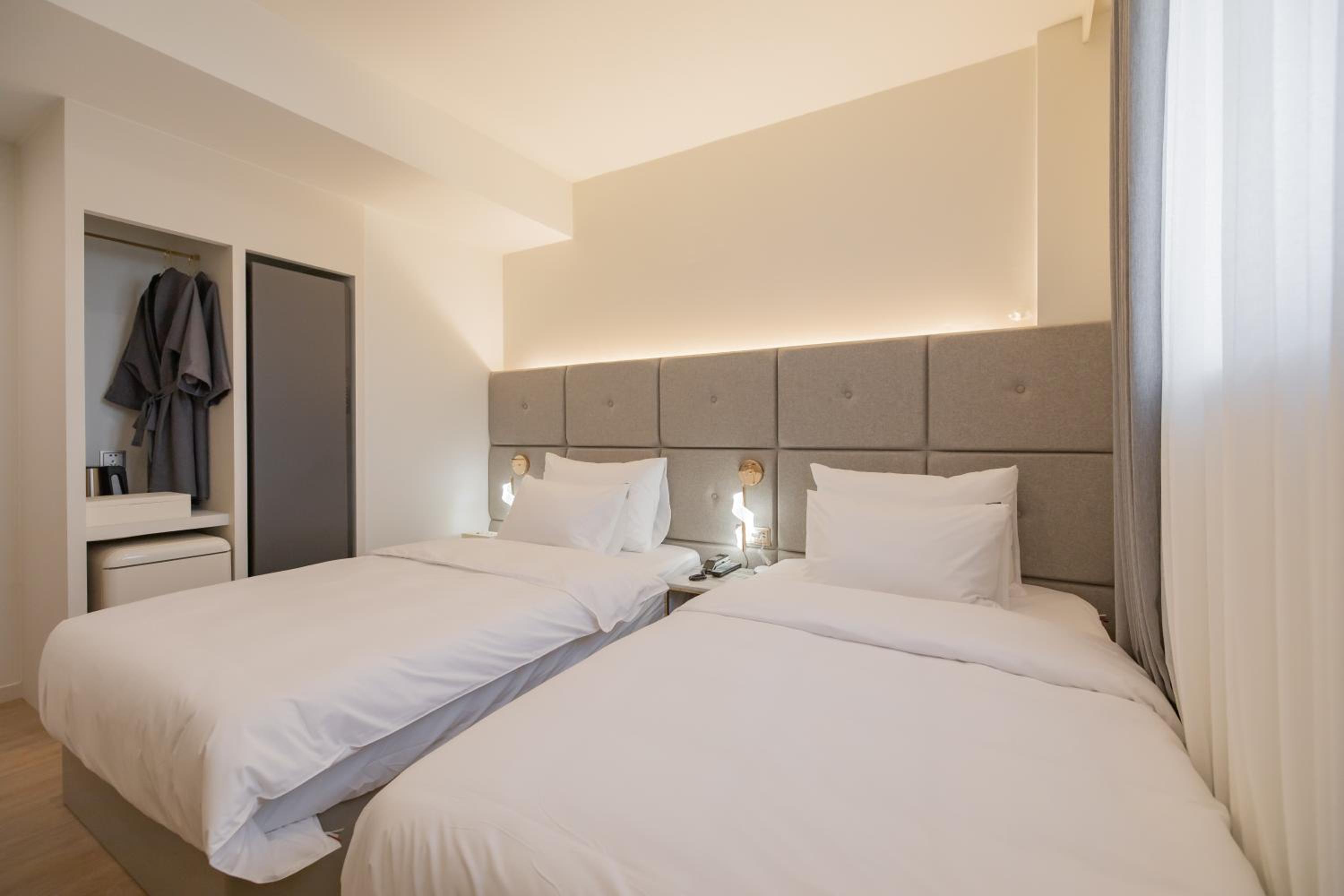 Deluxe Twin Room - Photo 11
