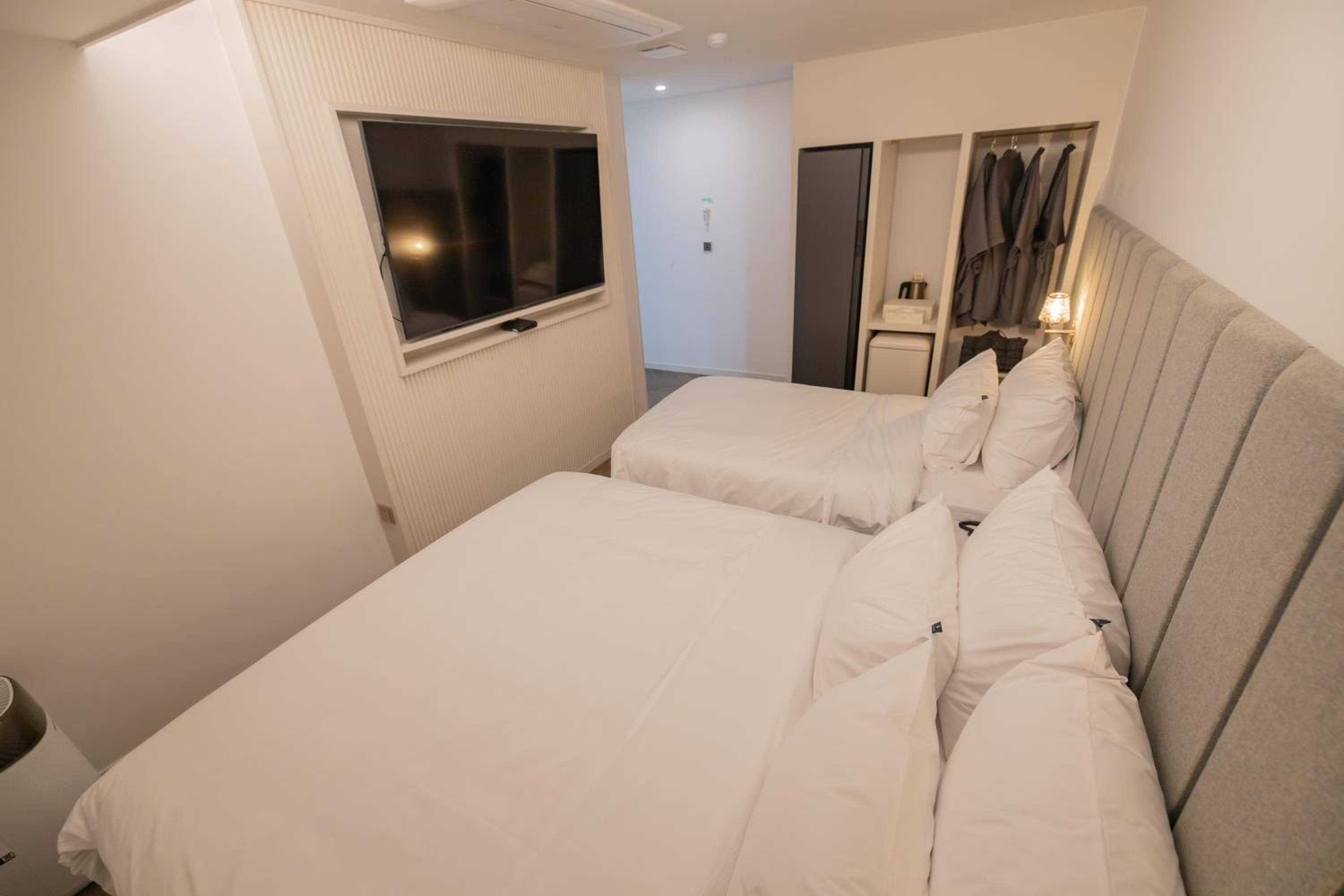 Twin Room - Photo 6