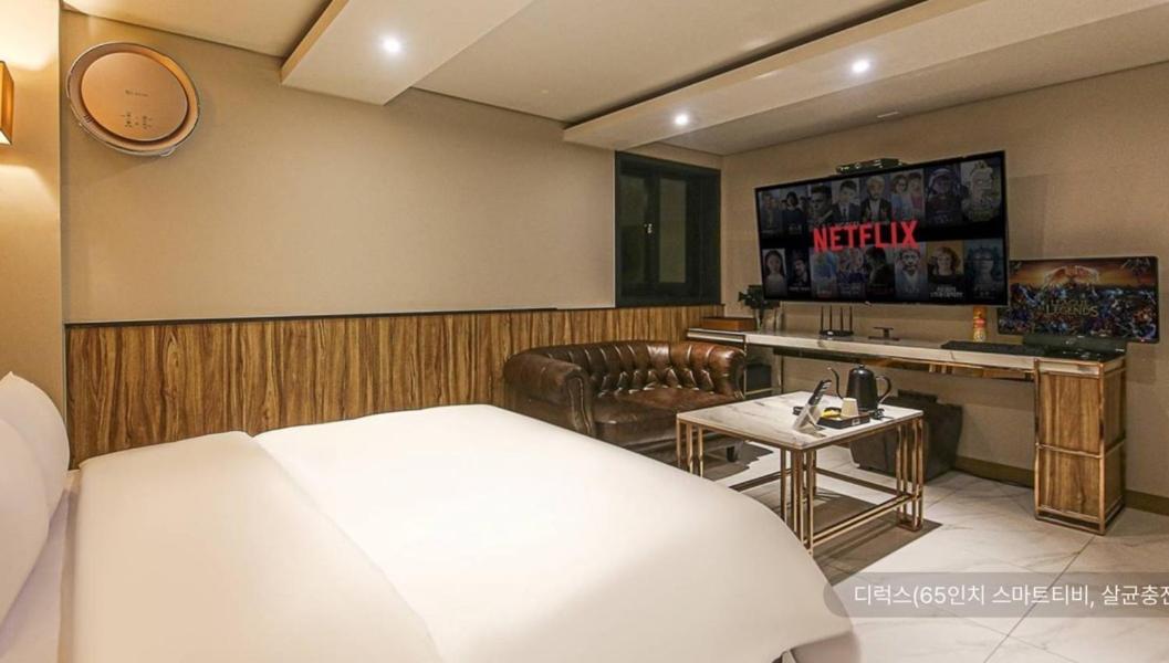 Large Double Room - Photo 1