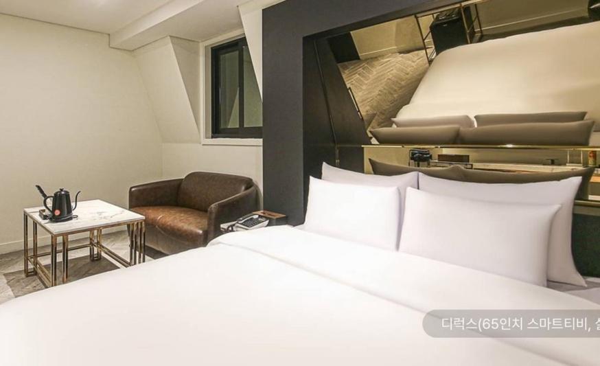 Large Double Room - Photo 5