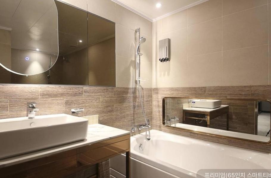 Large Double Room - Photo 3